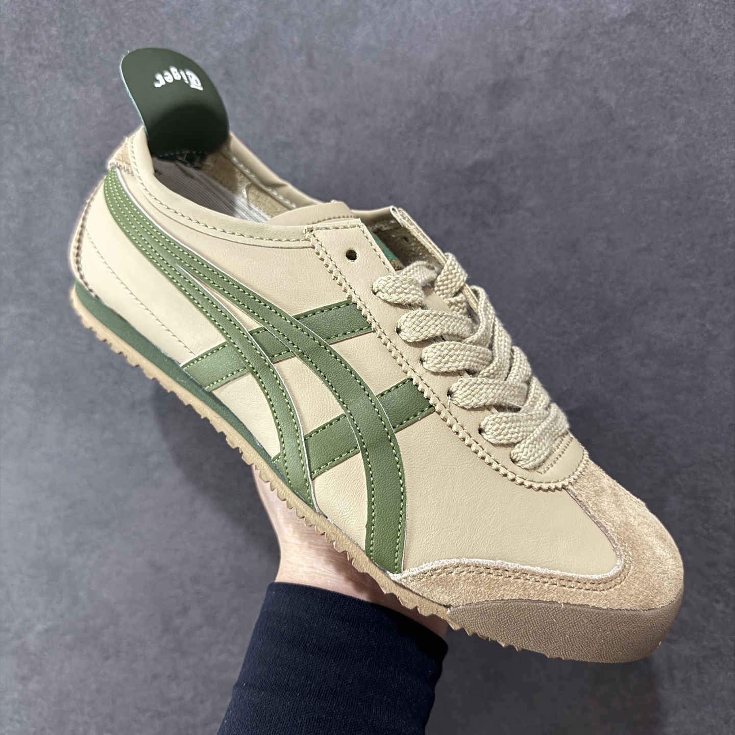 图片[3]-【公司级】Asics Onitsuka Tiger MEXICO 66 亚瑟士鬼冢虎复古经典板鞋 每个配色均购入原鞋校对 真正原厂头层牛皮 如假包赔 纹路、色泽、皮心颜色 质感百分百还原 海外订单工厂出品 超成熟稳定的做工品控 原装全套纸板楦头开发 原汁原味 完美呈现版型 私模正确鞋底咬花纹路 一比一鞋头弧度高度鞋身弧度 绝不口嗨 细节品控鞋型随意秒杀市面 原档咬花纹路私模大底 一个单元有六个三角形 总体形拼接呈现花瓣状 官方四联吊牌 原装Ortholite轻量化鞋垫 原盒原配 质保卡 说明书 钢印防尘纸 纸板中底带钢印 乳胶组合鞋垫 支持全方位的对比专柜 产品从款式颜色造型上体现出追求舒适和细节的完美 鞋类更是推崇手工制作的严谨与完美 融舒适性与可穿性的设计风格 注重细节的完美和别致魅力 既保持稳重 又不失轻松的时尚感 货号：DL408-0490 尺码：36 37 38 39 40.5 41.5 42 43.5 44 45-选品中心