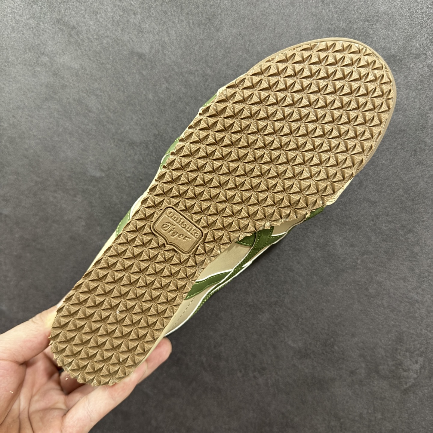 图片[9]-【公司级】Asics Onitsuka Tiger MEXICO 66 亚瑟士鬼冢虎复古经典板鞋 每个配色均购入原鞋校对 真正原厂头层牛皮 如假包赔 纹路、色泽、皮心颜色 质感百分百还原 海外订单工厂出品 超成熟稳定的做工品控 原装全套纸板楦头开发 原汁原味 完美呈现版型 私模正确鞋底咬花纹路 一比一鞋头弧度高度鞋身弧度 绝不口嗨 细节品控鞋型随意秒杀市面 原档咬花纹路私模大底 一个单元有六个三角形 总体形拼接呈现花瓣状 官方四联吊牌 原装Ortholite轻量化鞋垫 原盒原配 质保卡 说明书 钢印防尘纸 纸板中底带钢印 乳胶组合鞋垫 支持全方位的对比专柜 产品从款式颜色造型上体现出追求舒适和细节的完美 鞋类更是推崇手工制作的严谨与完美 融舒适性与可穿性的设计风格 注重细节的完美和别致魅力 既保持稳重 又不失轻松的时尚感 货号：DL408-0490 尺码：36 37 38 39 40.5 41.5 42 43.5 44 45-选品中心