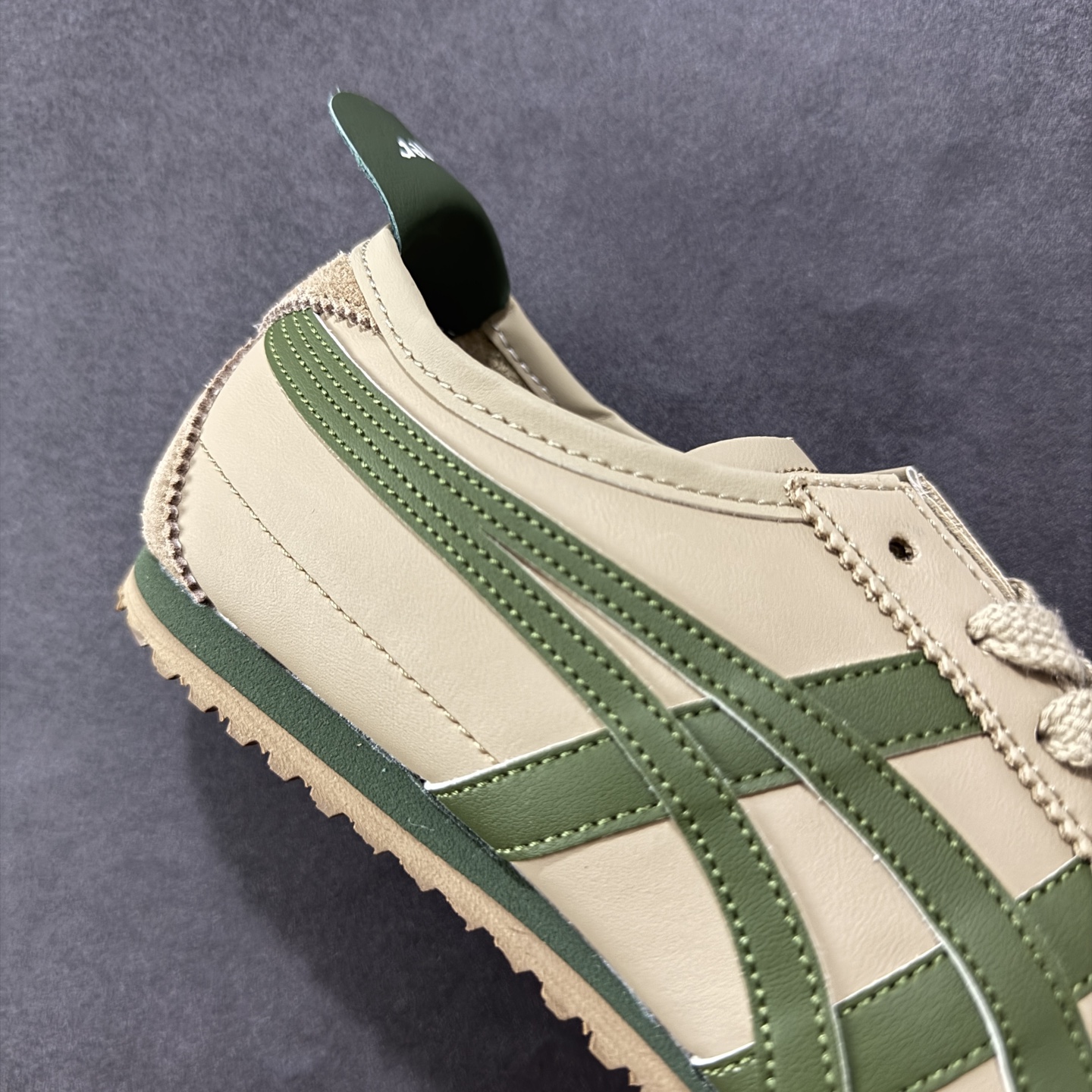 图片[6]-【公司级】Asics Onitsuka Tiger MEXICO 66 亚瑟士鬼冢虎复古经典板鞋 每个配色均购入原鞋校对 真正原厂头层牛皮 如假包赔 纹路、色泽、皮心颜色 质感百分百还原 海外订单工厂出品 超成熟稳定的做工品控 原装全套纸板楦头开发 原汁原味 完美呈现版型 私模正确鞋底咬花纹路 一比一鞋头弧度高度鞋身弧度 绝不口嗨 细节品控鞋型随意秒杀市面 原档咬花纹路私模大底 一个单元有六个三角形 总体形拼接呈现花瓣状 官方四联吊牌 原装Ortholite轻量化鞋垫 原盒原配 质保卡 说明书 钢印防尘纸 纸板中底带钢印 乳胶组合鞋垫 支持全方位的对比专柜 产品从款式颜色造型上体现出追求舒适和细节的完美 鞋类更是推崇手工制作的严谨与完美 融舒适性与可穿性的设计风格 注重细节的完美和别致魅力 既保持稳重 又不失轻松的时尚感 货号：DL408-0490 尺码：36 37 38 39 40.5 41.5 42 43.5 44 45-选品中心