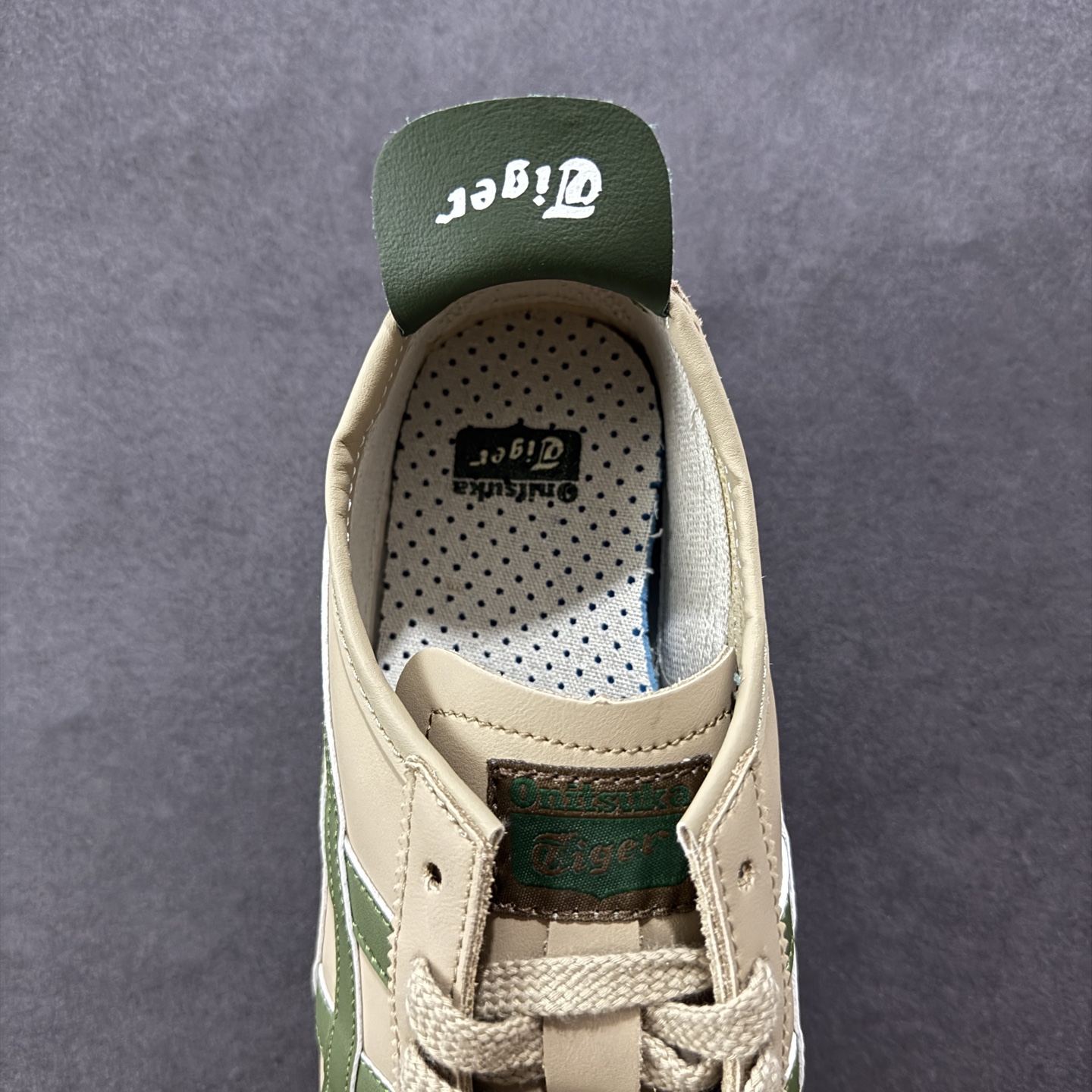 图片[7]-【公司级】Asics Onitsuka Tiger MEXICO 66 亚瑟士鬼冢虎复古经典板鞋 每个配色均购入原鞋校对 真正原厂头层牛皮 如假包赔 纹路、色泽、皮心颜色 质感百分百还原 海外订单工厂出品 超成熟稳定的做工品控 原装全套纸板楦头开发 原汁原味 完美呈现版型 私模正确鞋底咬花纹路 一比一鞋头弧度高度鞋身弧度 绝不口嗨 细节品控鞋型随意秒杀市面 原档咬花纹路私模大底 一个单元有六个三角形 总体形拼接呈现花瓣状 官方四联吊牌 原装Ortholite轻量化鞋垫 原盒原配 质保卡 说明书 钢印防尘纸 纸板中底带钢印 乳胶组合鞋垫 支持全方位的对比专柜 产品从款式颜色造型上体现出追求舒适和细节的完美 鞋类更是推崇手工制作的严谨与完美 融舒适性与可穿性的设计风格 注重细节的完美和别致魅力 既保持稳重 又不失轻松的时尚感 货号：DL408-0490 尺码：36 37 38 39 40.5 41.5 42 43.5 44 45-选品中心