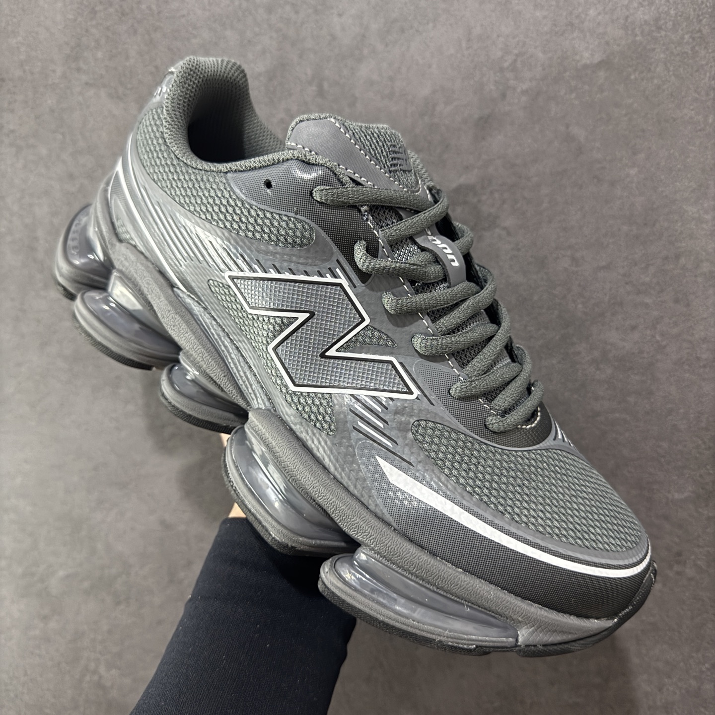 图片[3]-【纯原版】New Balance NB2000 舒适百搭防滑耐磨低帮 休闲跑步鞋 New Balance 在近两年的球鞋市场屡出奇招，在经典鞋型保持进一步增长的同时，推出的每一款新鞋型也都有傲人的战绩。在 327、9060 等鞋型获得成功之后，今天 New Balance 家族又迎来了新鲜血液的注入。这双New Balance 2000 依然是融合了新旧元素的跑鞋造型，命名为 2000，或许是它的设计理念有着 Y2K 的血统。最大的亮点，在于这双鞋的中底。外侧以五个ABZORB 单元，带来极具辨识度和冲击力的视觉效果，让这双鞋在外观和脚感方面都颇具吸引力。 尺码：36 37 37.5 38 38.5 39 40 40.5 41 42 42.5 43 44 45-选品中心