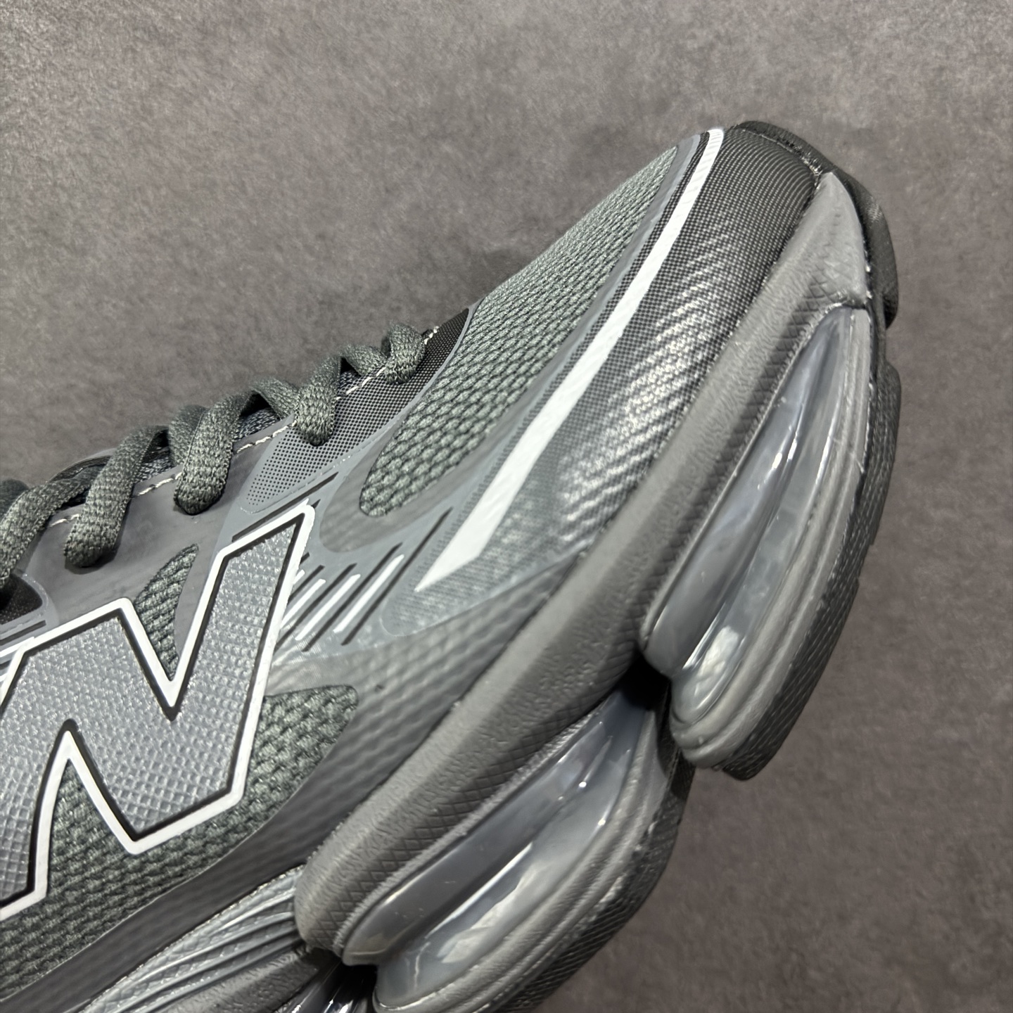 图片[5]-【纯原版】New Balance NB2000 舒适百搭防滑耐磨低帮 休闲跑步鞋 New Balance 在近两年的球鞋市场屡出奇招，在经典鞋型保持进一步增长的同时，推出的每一款新鞋型也都有傲人的战绩。在 327、9060 等鞋型获得成功之后，今天 New Balance 家族又迎来了新鲜血液的注入。这双New Balance 2000 依然是融合了新旧元素的跑鞋造型，命名为 2000，或许是它的设计理念有着 Y2K 的血统。最大的亮点，在于这双鞋的中底。外侧以五个ABZORB 单元，带来极具辨识度和冲击力的视觉效果，让这双鞋在外观和脚感方面都颇具吸引力。 尺码：36 37 37.5 38 38.5 39 40 40.5 41 42 42.5 43 44 45-选品中心