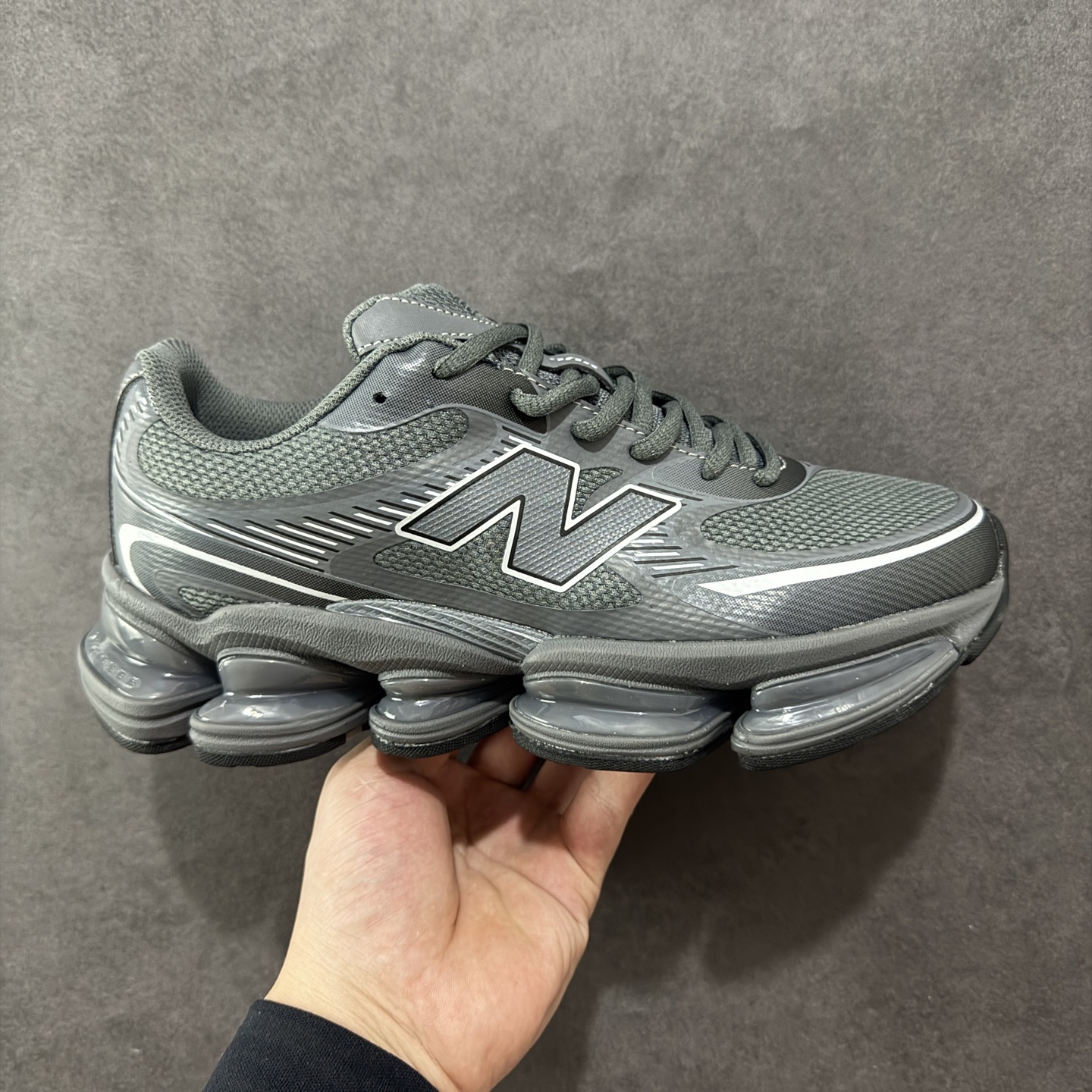 【纯原版】New Balance NB2000 舒适百搭防滑耐磨低帮 休闲跑步鞋 New Balance 在近两年的球鞋市场屡出奇招，在经典鞋型保持进一步增长的同时，推出的每一款新鞋型也都有傲人的战绩。在 327、9060 等鞋型获得成功之后，今天 New Balance 家族又迎来了新鲜血液的注入。这双New Balance 2000 依然是融合了新旧元素的跑鞋造型，命名为 2000，或许是它的设计理念有着 Y2K 的血统。最大的亮点，在于这双鞋的中底。外侧以五个ABZORB 单元，带来极具辨识度和冲击力的视觉效果，让这双鞋在外观和脚感方面都颇具吸引力。 尺码：36 37 37.5 38 38.5 39 40 40.5 41 42 42.5 43 44 45-选品中心