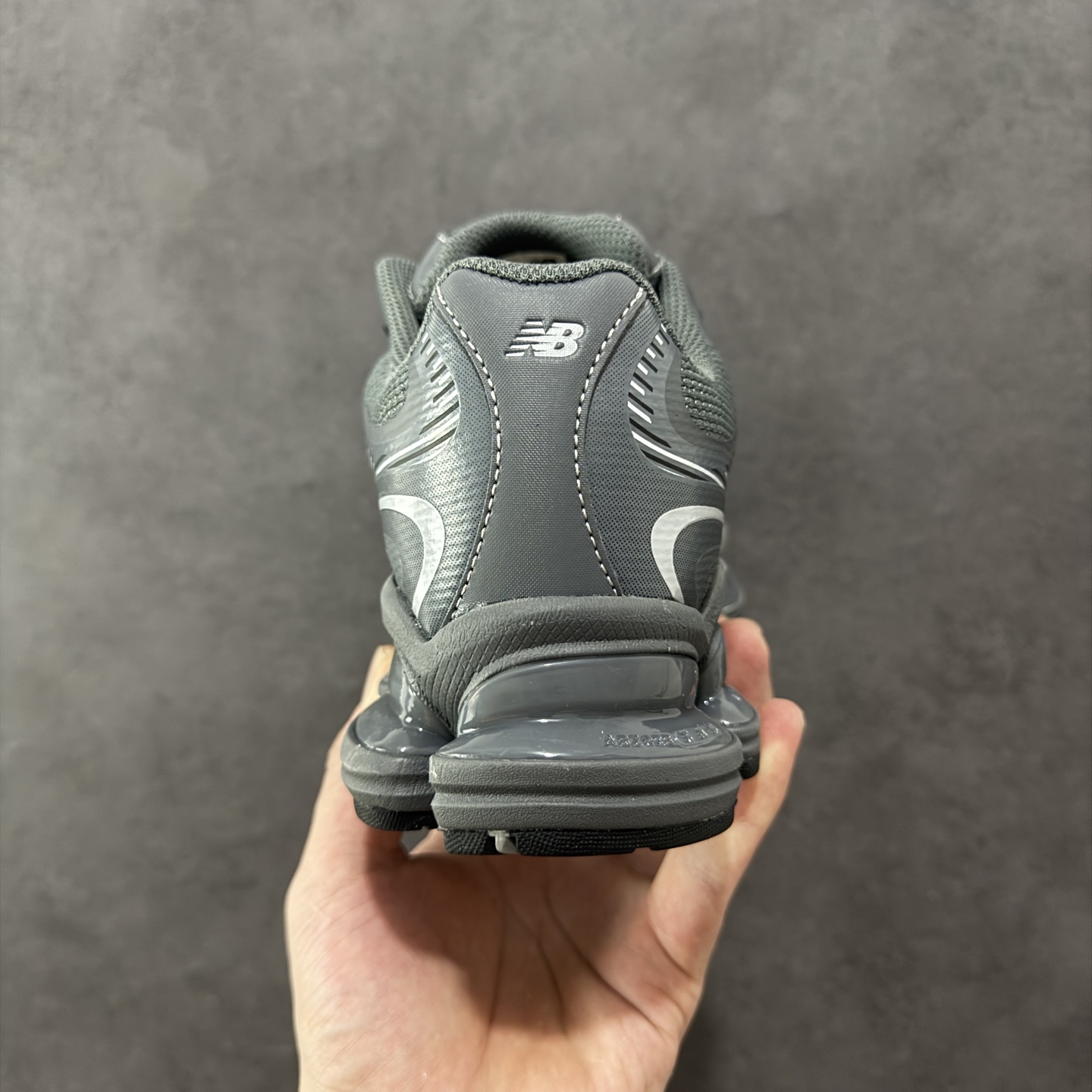 图片[4]-【纯原版】New Balance NB2000 舒适百搭防滑耐磨低帮 休闲跑步鞋 New Balance 在近两年的球鞋市场屡出奇招，在经典鞋型保持进一步增长的同时，推出的每一款新鞋型也都有傲人的战绩。在 327、9060 等鞋型获得成功之后，今天 New Balance 家族又迎来了新鲜血液的注入。这双New Balance 2000 依然是融合了新旧元素的跑鞋造型，命名为 2000，或许是它的设计理念有着 Y2K 的血统。最大的亮点，在于这双鞋的中底。外侧以五个ABZORB 单元，带来极具辨识度和冲击力的视觉效果，让这双鞋在外观和脚感方面都颇具吸引力。 尺码：36 37 37.5 38 38.5 39 40 40.5 41 42 42.5 43 44 45-选品中心