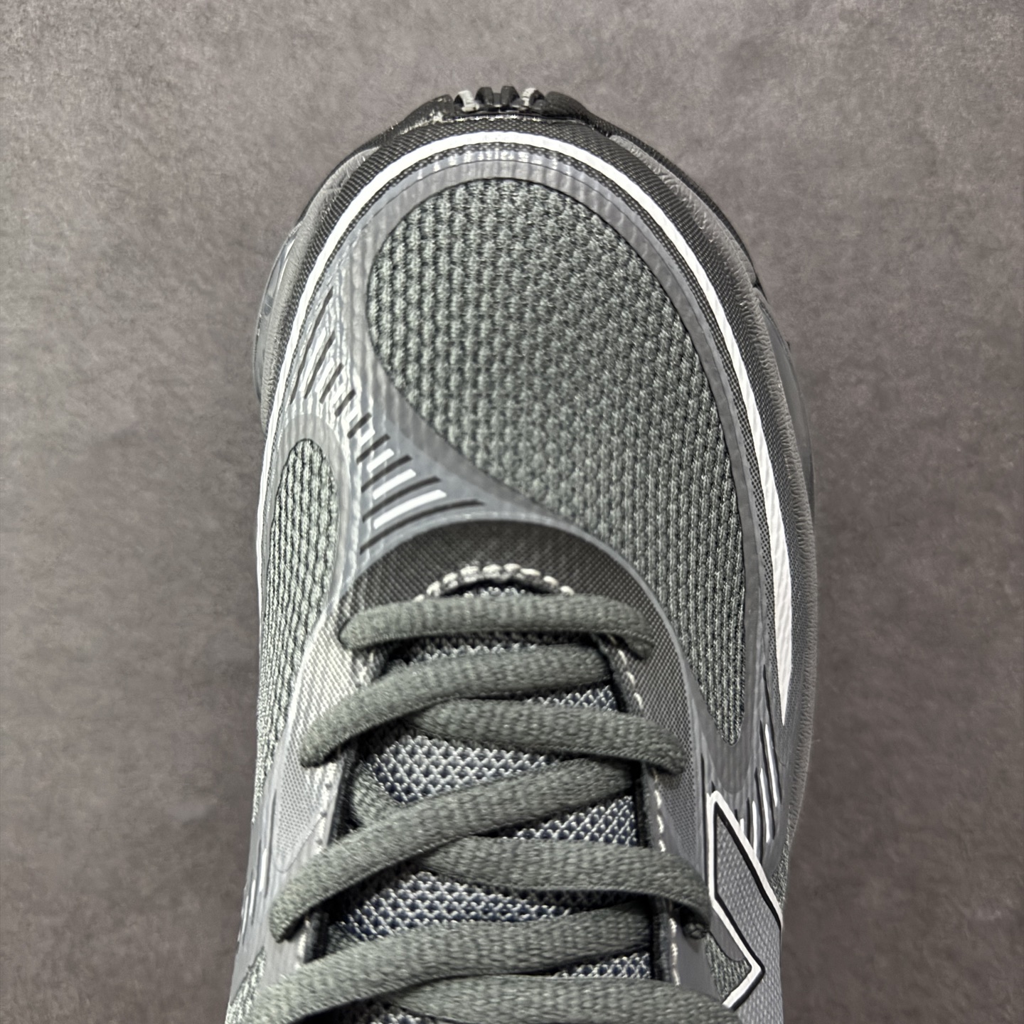 图片[8]-【纯原版】New Balance NB2000 舒适百搭防滑耐磨低帮 休闲跑步鞋 New Balance 在近两年的球鞋市场屡出奇招，在经典鞋型保持进一步增长的同时，推出的每一款新鞋型也都有傲人的战绩。在 327、9060 等鞋型获得成功之后，今天 New Balance 家族又迎来了新鲜血液的注入。这双New Balance 2000 依然是融合了新旧元素的跑鞋造型，命名为 2000，或许是它的设计理念有着 Y2K 的血统。最大的亮点，在于这双鞋的中底。外侧以五个ABZORB 单元，带来极具辨识度和冲击力的视觉效果，让这双鞋在外观和脚感方面都颇具吸引力。 尺码：36 37 37.5 38 38.5 39 40 40.5 41 42 42.5 43 44 45-选品中心