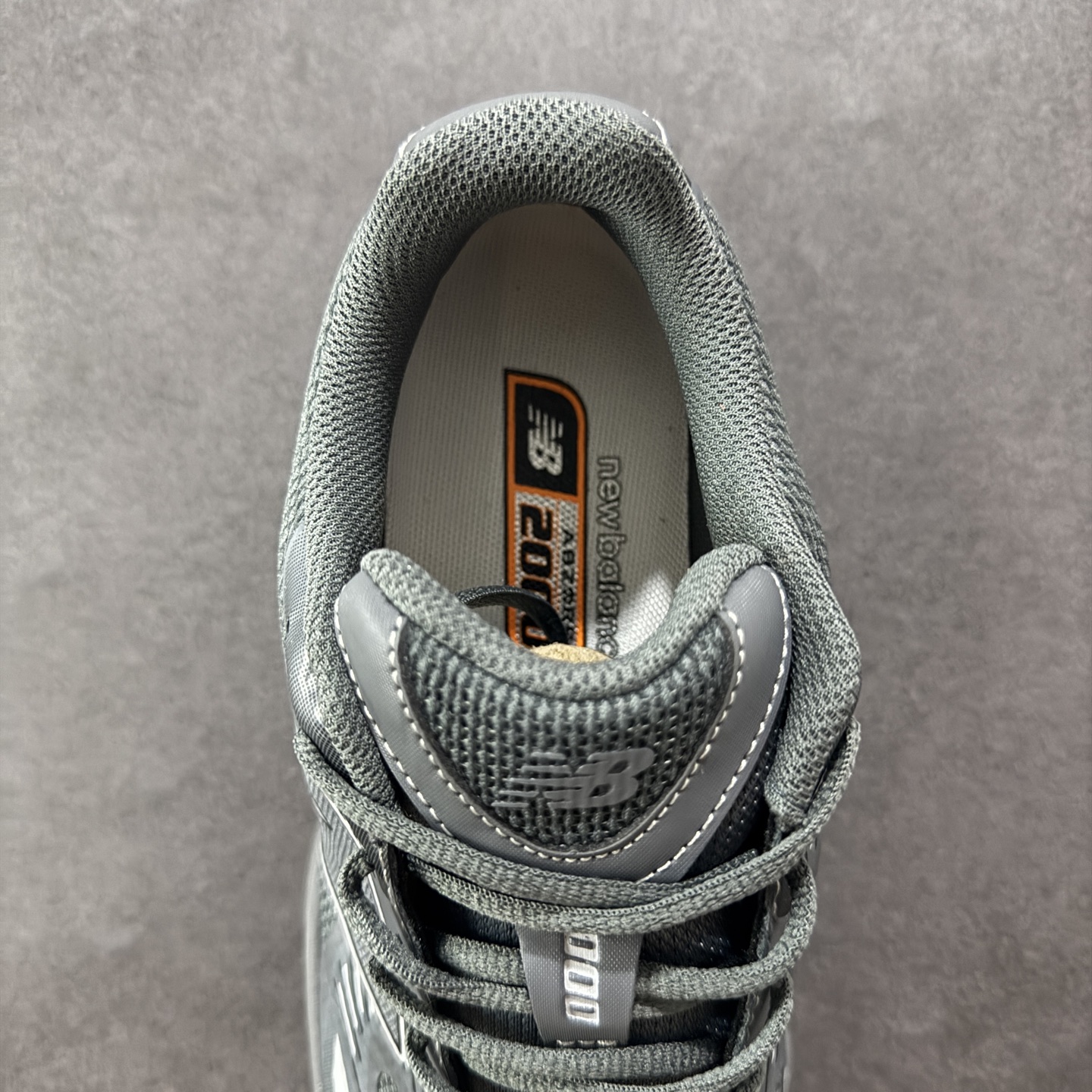 图片[7]-【纯原版】New Balance NB2000 舒适百搭防滑耐磨低帮 休闲跑步鞋 New Balance 在近两年的球鞋市场屡出奇招，在经典鞋型保持进一步增长的同时，推出的每一款新鞋型也都有傲人的战绩。在 327、9060 等鞋型获得成功之后，今天 New Balance 家族又迎来了新鲜血液的注入。这双New Balance 2000 依然是融合了新旧元素的跑鞋造型，命名为 2000，或许是它的设计理念有着 Y2K 的血统。最大的亮点，在于这双鞋的中底。外侧以五个ABZORB 单元，带来极具辨识度和冲击力的视觉效果，让这双鞋在外观和脚感方面都颇具吸引力。 尺码：36 37 37.5 38 38.5 39 40 40.5 41 42 42.5 43 44 45-选品中心