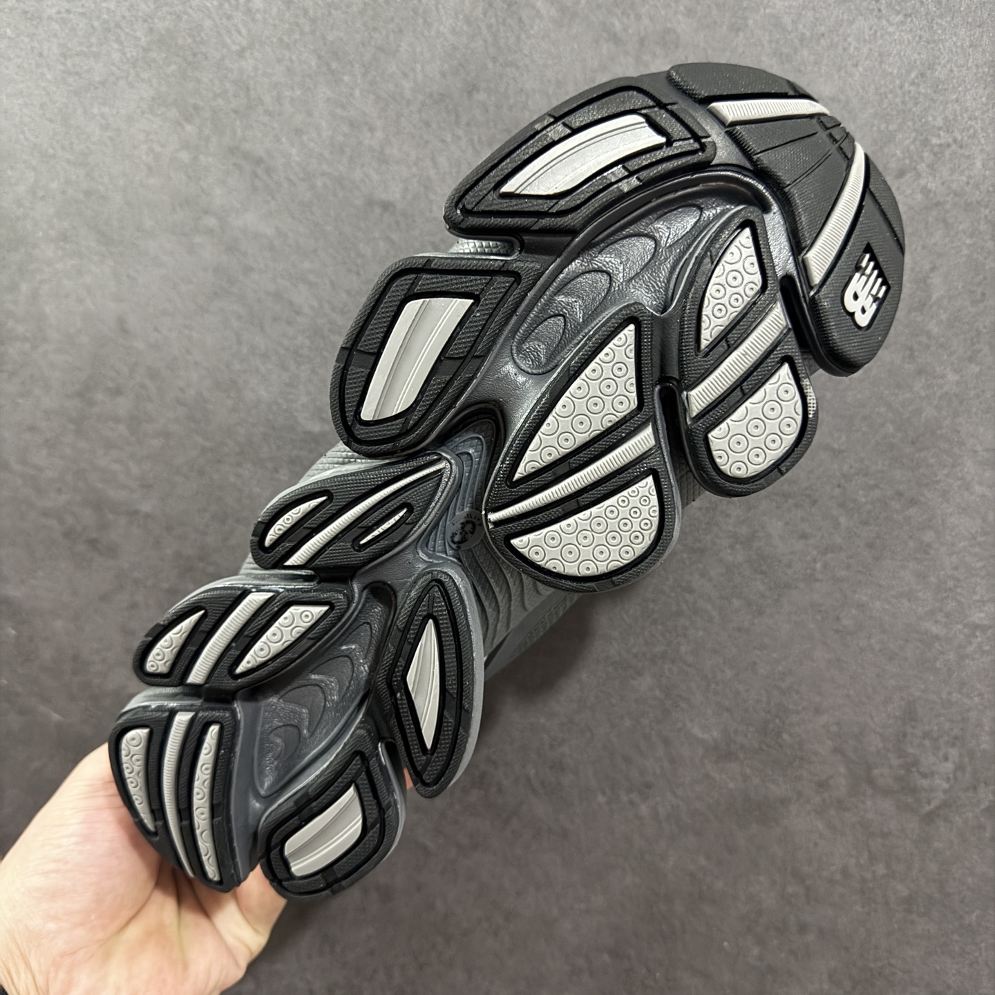 图片[9]-【纯原版】New Balance NB2000 舒适百搭防滑耐磨低帮 休闲跑步鞋 New Balance 在近两年的球鞋市场屡出奇招，在经典鞋型保持进一步增长的同时，推出的每一款新鞋型也都有傲人的战绩。在 327、9060 等鞋型获得成功之后，今天 New Balance 家族又迎来了新鲜血液的注入。这双New Balance 2000 依然是融合了新旧元素的跑鞋造型，命名为 2000，或许是它的设计理念有着 Y2K 的血统。最大的亮点，在于这双鞋的中底。外侧以五个ABZORB 单元，带来极具辨识度和冲击力的视觉效果，让这双鞋在外观和脚感方面都颇具吸引力。 尺码：36 37 37.5 38 38.5 39 40 40.5 41 42 42.5 43 44 45-选品中心