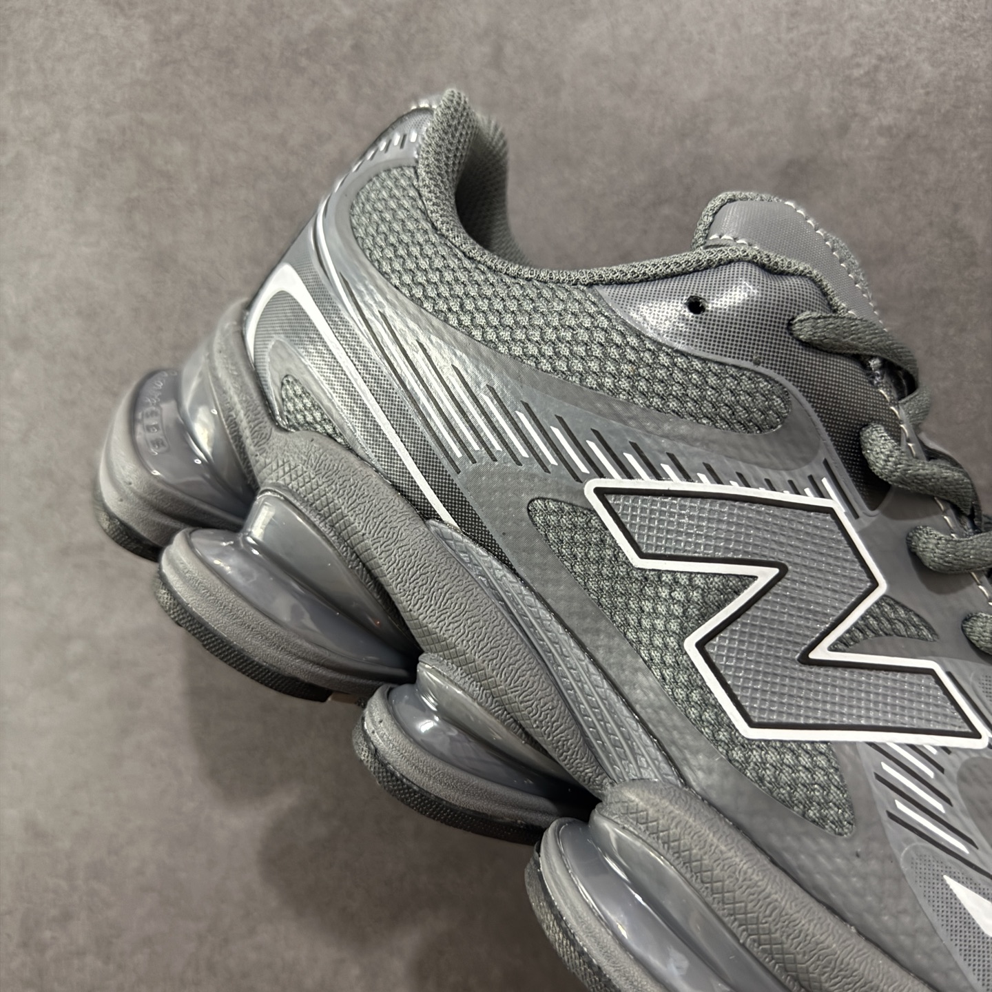 图片[6]-【纯原版】New Balance NB2000 舒适百搭防滑耐磨低帮 休闲跑步鞋 New Balance 在近两年的球鞋市场屡出奇招，在经典鞋型保持进一步增长的同时，推出的每一款新鞋型也都有傲人的战绩。在 327、9060 等鞋型获得成功之后，今天 New Balance 家族又迎来了新鲜血液的注入。这双New Balance 2000 依然是融合了新旧元素的跑鞋造型，命名为 2000，或许是它的设计理念有着 Y2K 的血统。最大的亮点，在于这双鞋的中底。外侧以五个ABZORB 单元，带来极具辨识度和冲击力的视觉效果，让这双鞋在外观和脚感方面都颇具吸引力。 尺码：36 37 37.5 38 38.5 39 40 40.5 41 42 42.5 43 44 45-选品中心