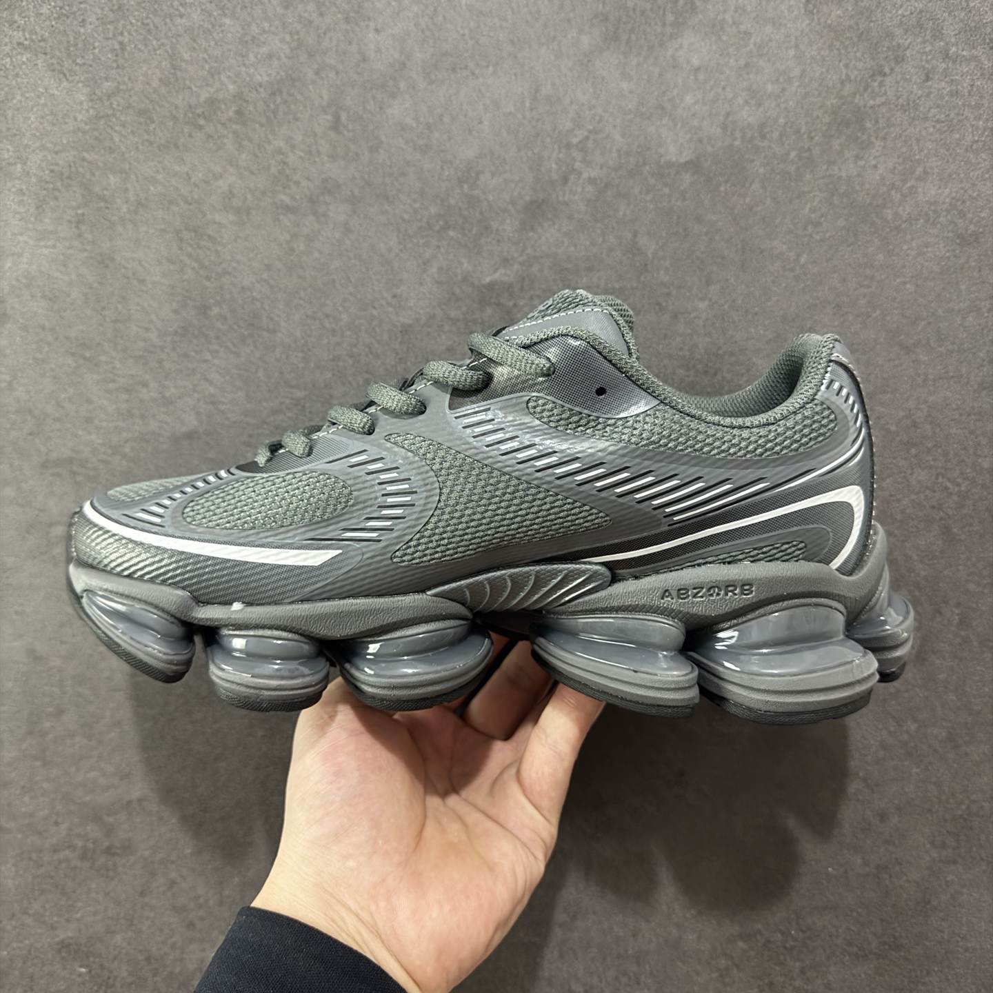 图片[2]-【纯原版】New Balance NB2000 舒适百搭防滑耐磨低帮 休闲跑步鞋 New Balance 在近两年的球鞋市场屡出奇招，在经典鞋型保持进一步增长的同时，推出的每一款新鞋型也都有傲人的战绩。在 327、9060 等鞋型获得成功之后，今天 New Balance 家族又迎来了新鲜血液的注入。这双New Balance 2000 依然是融合了新旧元素的跑鞋造型，命名为 2000，或许是它的设计理念有着 Y2K 的血统。最大的亮点，在于这双鞋的中底。外侧以五个ABZORB 单元，带来极具辨识度和冲击力的视觉效果，让这双鞋在外观和脚感方面都颇具吸引力。 尺码：36 37 37.5 38 38.5 39 40 40.5 41 42 42.5 43 44 45-选品中心