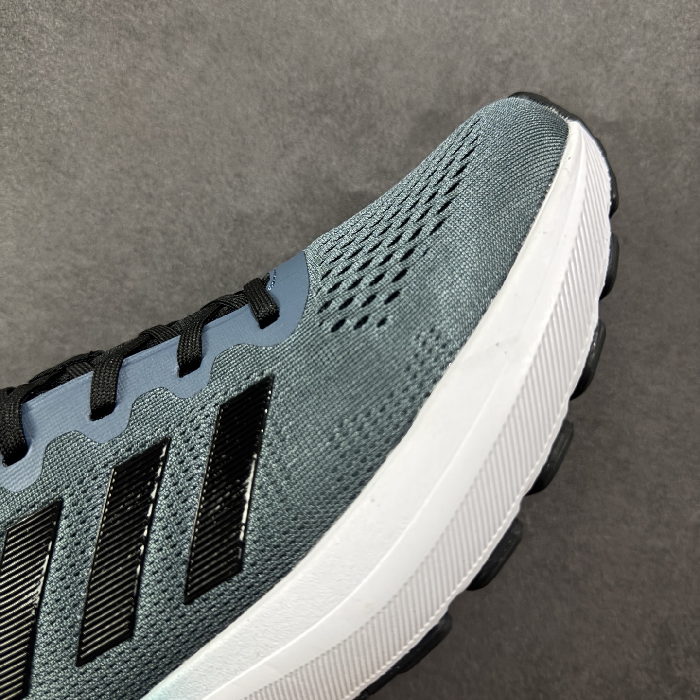 图片[5]-【公司级】AD Supernova Rise 阿迪全新休闲轻跑鞋 款鞋采用了Dreamstrike+ 中底 将缓冲材质与柔软的织物相结合 以最大限度地减少刺激性摩擦和慢跑后水泡的可能性 在美学方面 Supernova Rise 从自然和生物中汲取灵感 如深色底色和半绿色细节 货号：D68967 尺码：40-45-选品中心