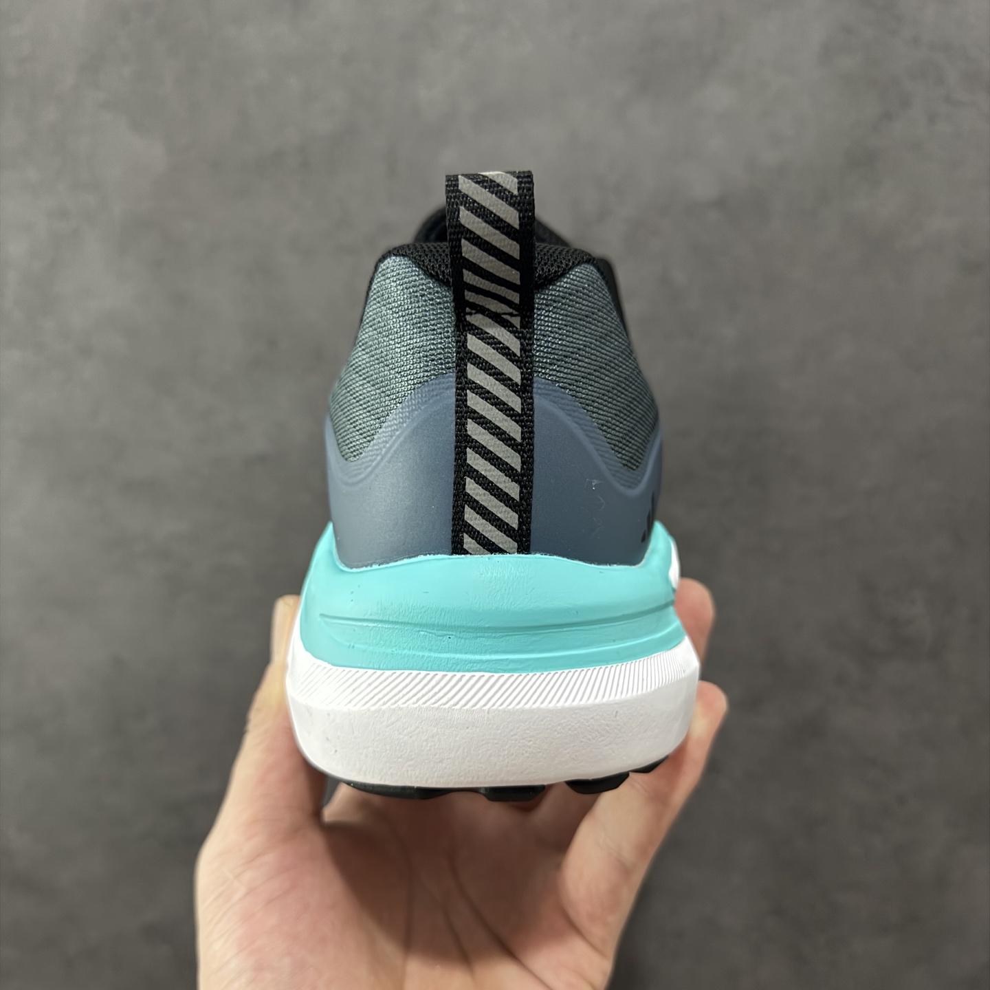 图片[4]-【公司级】AD Supernova Rise 阿迪全新休闲轻跑鞋 款鞋采用了Dreamstrike+ 中底 将缓冲材质与柔软的织物相结合 以最大限度地减少刺激性摩擦和慢跑后水泡的可能性 在美学方面 Supernova Rise 从自然和生物中汲取灵感 如深色底色和半绿色细节 货号：D68967 尺码：40-45-选品中心