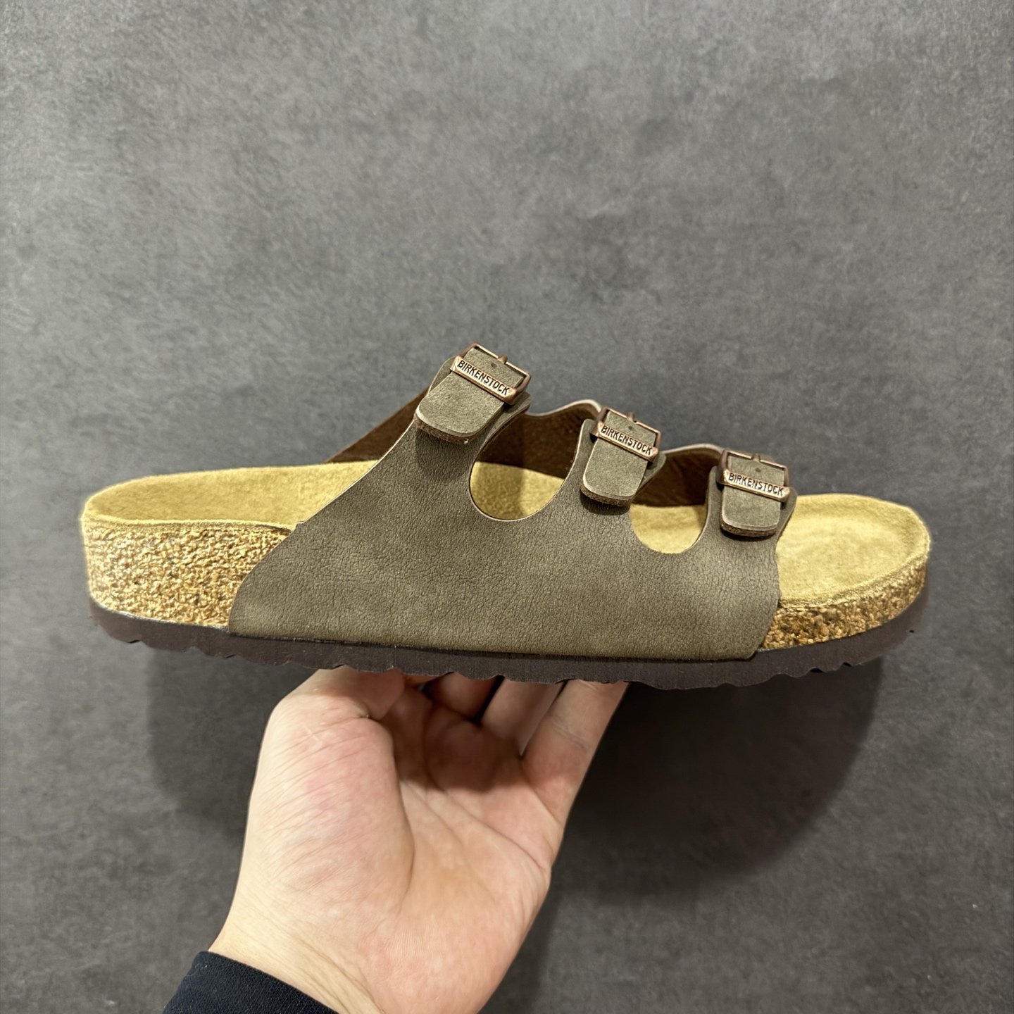 【广东纯原版】博肯 Birkenstock 三字拖鞋 广东原产#德国百年知名鞋履品牌·博肯Birkenstock 勃肯#采用质地柔软牛皮绒面材质#中底搭载缓震软木橡胶 其特有的鞋床设计,贴合脚面穿着舒适 Birkenstock Milano中性软木鞋底经典款式,非常好搭,鞋底结实耐磨,适合夏天。 尺码:35-45(偏大一码)-选品中心