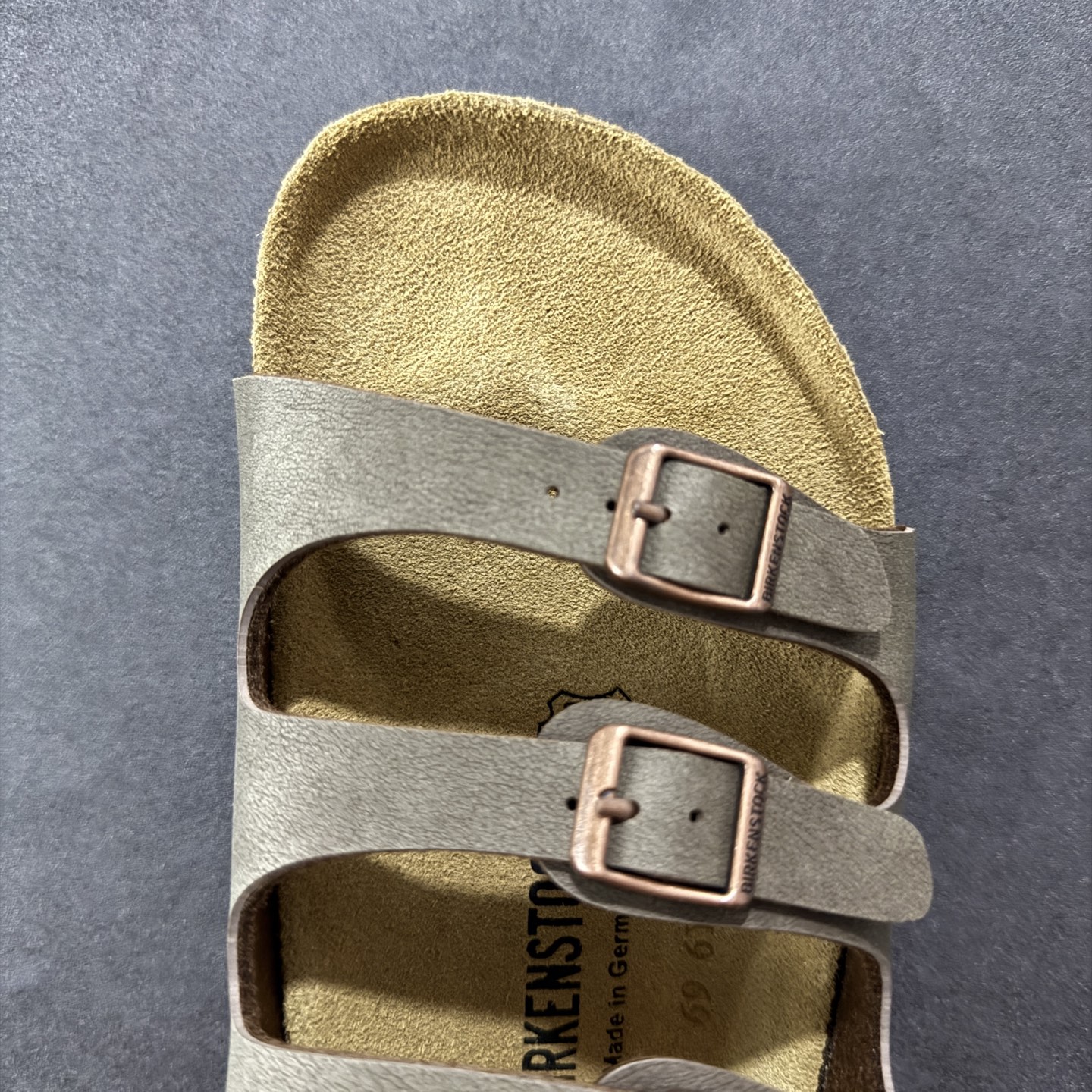 图片[8]-【广东纯原版】博肯 Birkenstock 三字拖鞋 广东原产#德国百年知名鞋履品牌·博肯Birkenstock 勃肯#采用质地柔软牛皮绒面材质#中底搭载缓震软木橡胶 其特有的鞋床设计，贴合脚面穿着舒适 Birkenstock Milano中性软木鞋底经典款式，非常好搭，鞋底结实耐磨，适合夏天。 尺码：35-45(偏大一码)-选品中心