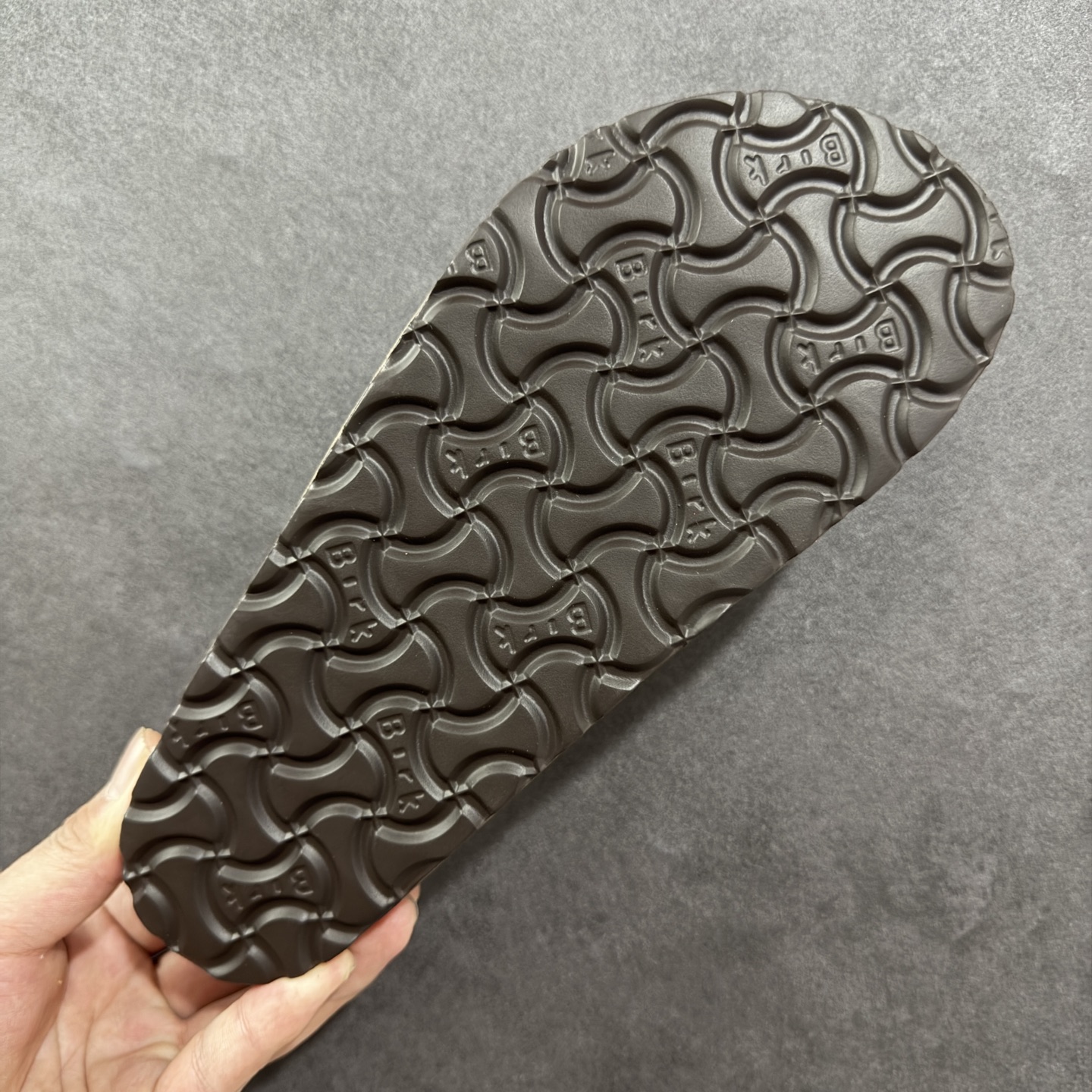 图片[9]-【广东纯原版】博肯 Birkenstock 三字拖鞋 广东原产#德国百年知名鞋履品牌·博肯Birkenstock 勃肯#采用质地柔软牛皮绒面材质#中底搭载缓震软木橡胶 其特有的鞋床设计，贴合脚面穿着舒适 Birkenstock Milano中性软木鞋底经典款式，非常好搭，鞋底结实耐磨，适合夏天。 尺码：35-45(偏大一码)-选品中心