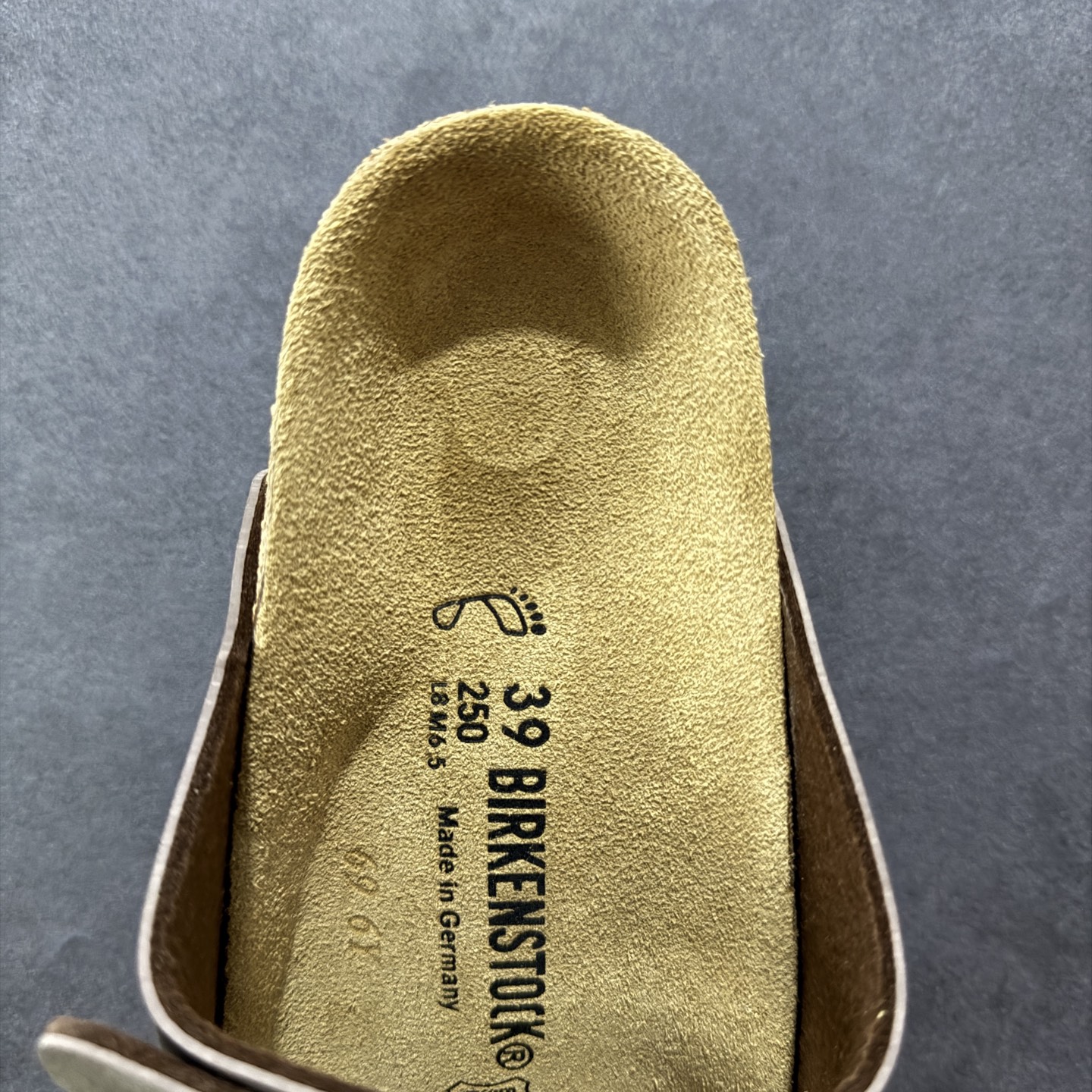 图片[7]-【广东纯原版】博肯 Birkenstock 三字拖鞋 广东原产#德国百年知名鞋履品牌·博肯Birkenstock 勃肯#采用质地柔软牛皮绒面材质#中底搭载缓震软木橡胶 其特有的鞋床设计，贴合脚面穿着舒适 Birkenstock Milano中性软木鞋底经典款式，非常好搭，鞋底结实耐磨，适合夏天。 尺码：35-45(偏大一码)-选品中心