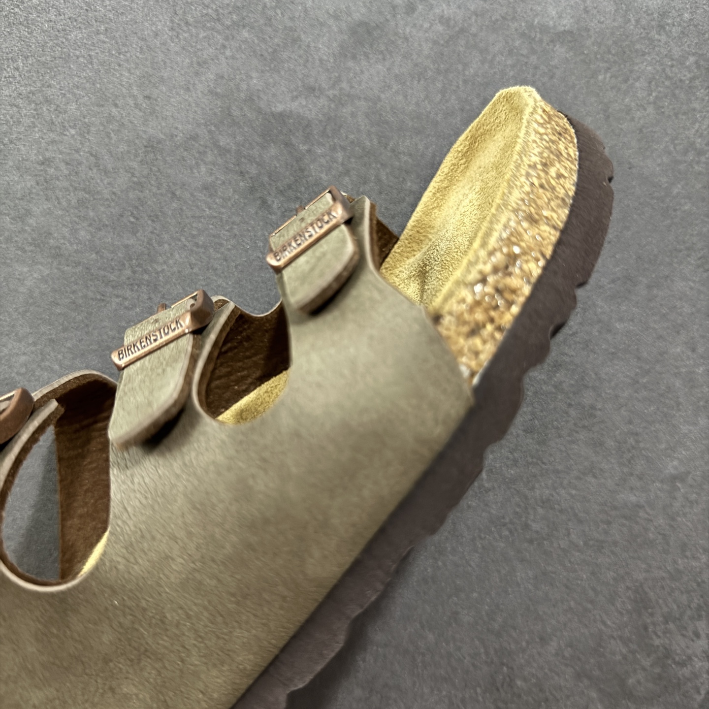 图片[5]-【广东纯原版】博肯 Birkenstock 三字拖鞋 广东原产#德国百年知名鞋履品牌·博肯Birkenstock 勃肯#采用质地柔软牛皮绒面材质#中底搭载缓震软木橡胶 其特有的鞋床设计，贴合脚面穿着舒适 Birkenstock Milano中性软木鞋底经典款式，非常好搭，鞋底结实耐磨，适合夏天。 尺码：35-45(偏大一码)-选品中心