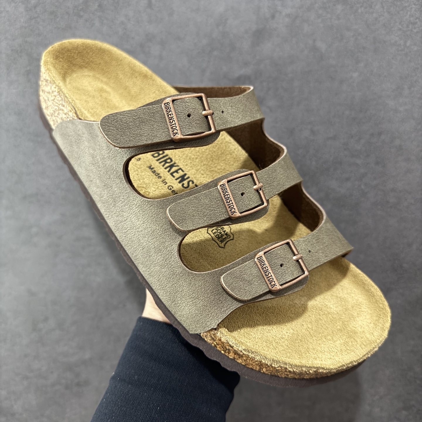 图片[3]-【广东纯原版】博肯 Birkenstock 三字拖鞋 广东原产#德国百年知名鞋履品牌·博肯Birkenstock 勃肯#采用质地柔软牛皮绒面材质#中底搭载缓震软木橡胶 其特有的鞋床设计，贴合脚面穿着舒适 Birkenstock Milano中性软木鞋底经典款式，非常好搭，鞋底结实耐磨，适合夏天。 尺码：35-45(偏大一码)-选品中心