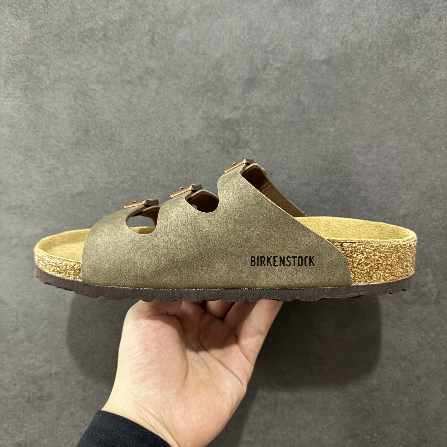 图片[2]-【广东纯原版】博肯 Birkenstock 三字拖鞋 广东原产#德国百年知名鞋履品牌·博肯Birkenstock 勃肯#采用质地柔软牛皮绒面材质#中底搭载缓震软木橡胶 其特有的鞋床设计，贴合脚面穿着舒适 Birkenstock Milano中性软木鞋底经典款式，非常好搭，鞋底结实耐磨，适合夏天。 尺码：35-45(偏大一码)-选品中心
