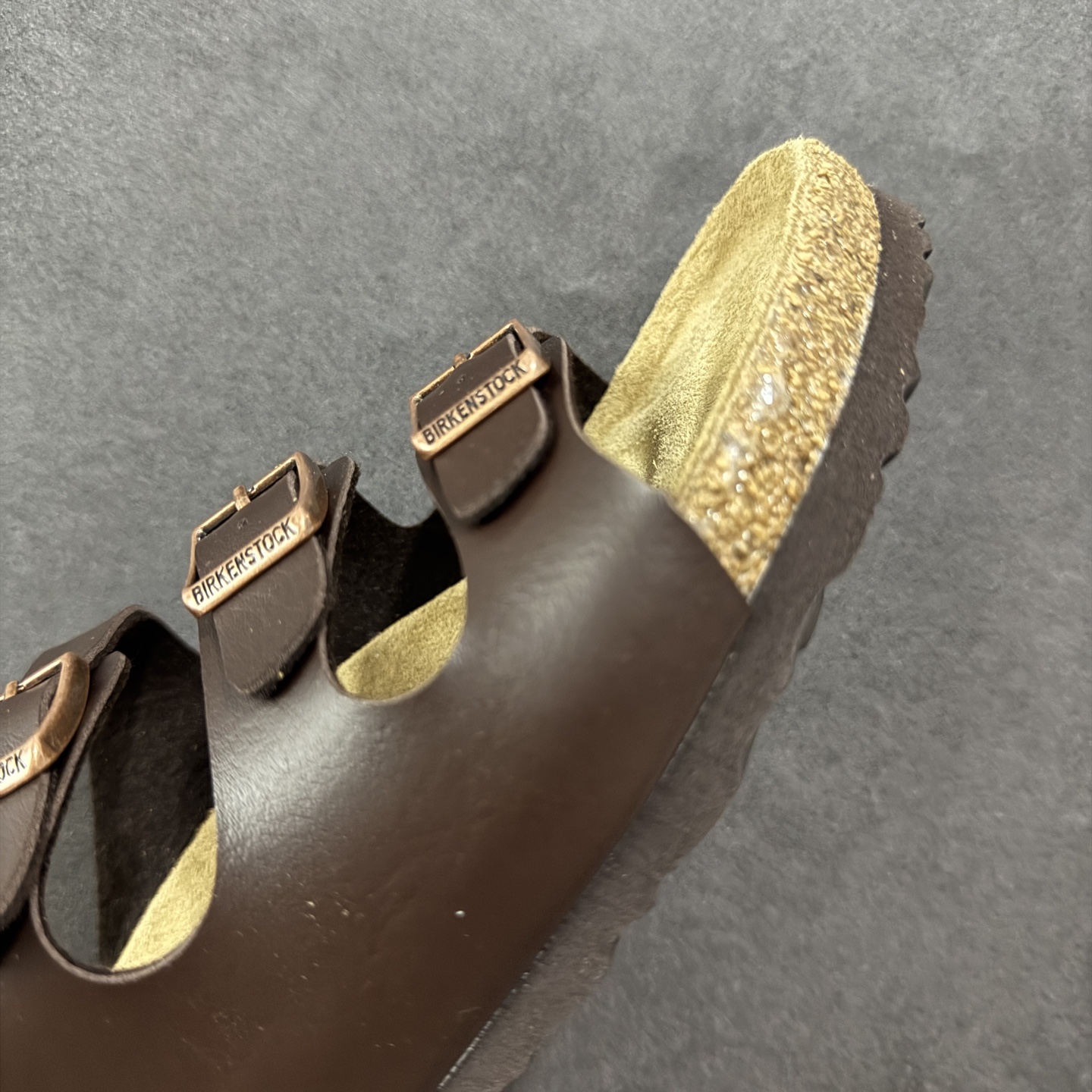 图片[5]-【广东纯原版】博肯 Birkenstock 三字拖鞋 广东原产#德国百年知名鞋履品牌·博肯Birkenstock 勃肯#采用质地柔软牛皮绒面材质#中底搭载缓震软木橡胶 其特有的鞋床设计，贴合脚面穿着舒适 Birkenstock Milano中性软木鞋底经典款式，非常好搭，鞋底结实耐磨，适合夏天。 尺码：35-45(偏大一码)-选品中心