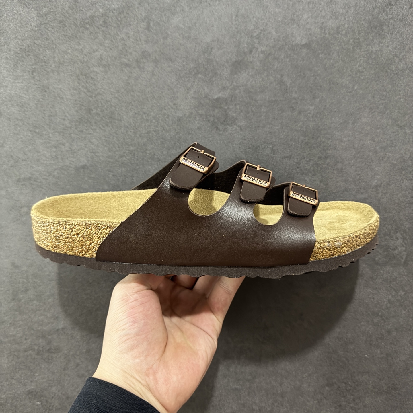 【广东纯原版】博肯 Birkenstock 三字拖鞋 广东原产#德国百年知名鞋履品牌·博肯Birkenstock 勃肯#采用质地柔软牛皮绒面材质#中底搭载缓震软木橡胶 其特有的鞋床设计,贴合脚面穿着舒适 Birkenstock Milano中性软木鞋底经典款式,非常好搭,鞋底结实耐磨,适合夏天。 尺码:35-45(偏大一码)-选品中心