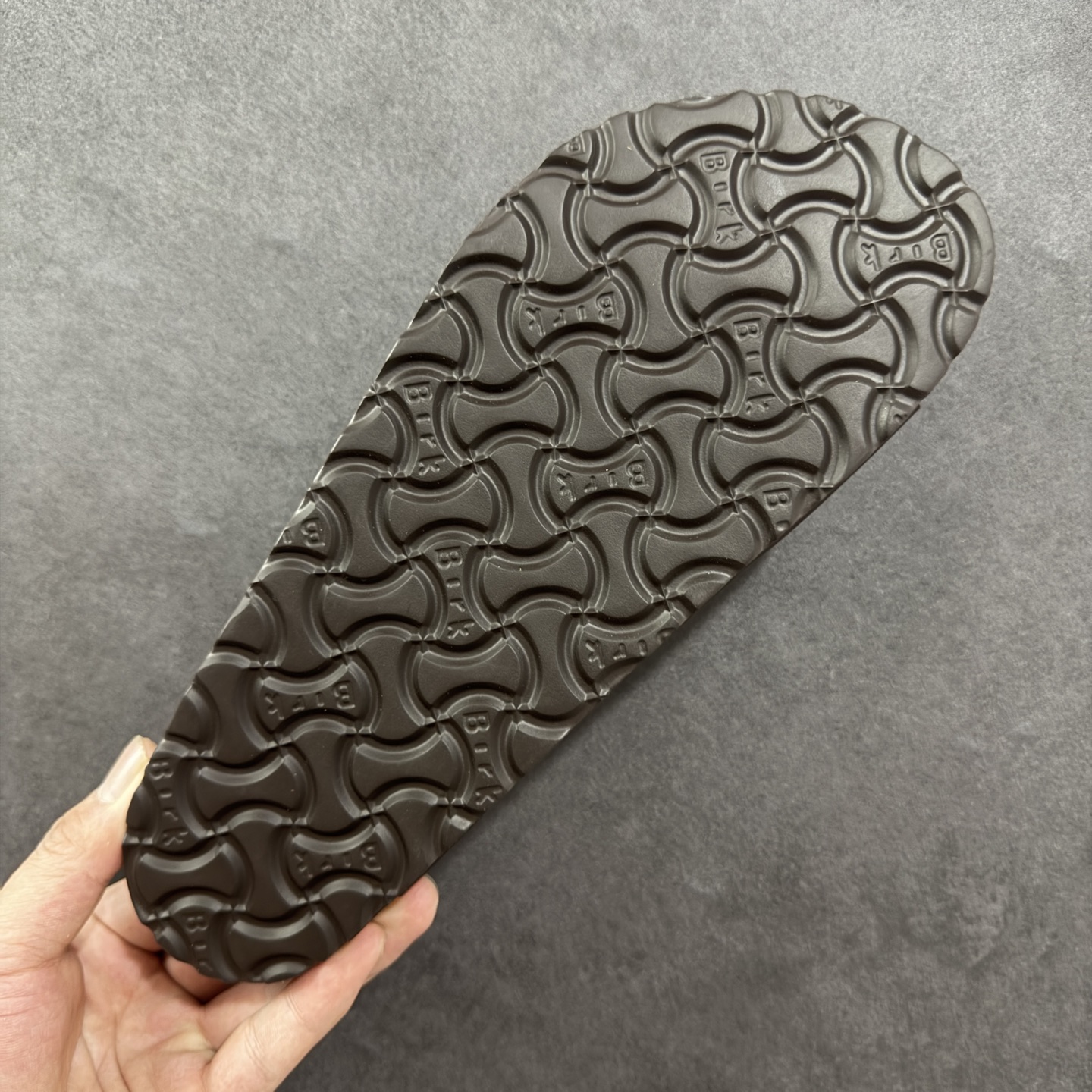 图片[9]-【广东纯原版】博肯 Birkenstock 三字拖鞋 广东原产#德国百年知名鞋履品牌·博肯Birkenstock 勃肯#采用质地柔软牛皮绒面材质#中底搭载缓震软木橡胶 其特有的鞋床设计，贴合脚面穿着舒适 Birkenstock Milano中性软木鞋底经典款式，非常好搭，鞋底结实耐磨，适合夏天。 尺码：35-45(偏大一码)-选品中心