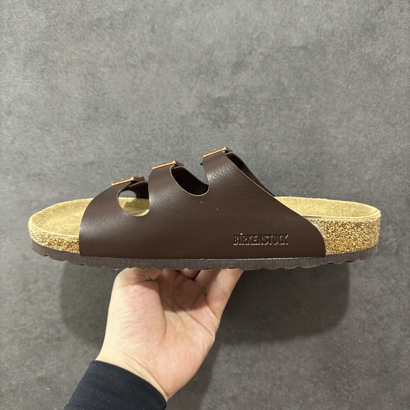 图片[2]-【广东纯原版】博肯 Birkenstock 三字拖鞋 广东原产#德国百年知名鞋履品牌·博肯Birkenstock 勃肯#采用质地柔软牛皮绒面材质#中底搭载缓震软木橡胶 其特有的鞋床设计，贴合脚面穿着舒适 Birkenstock Milano中性软木鞋底经典款式，非常好搭，鞋底结实耐磨，适合夏天。 尺码：35-45(偏大一码)-选品中心