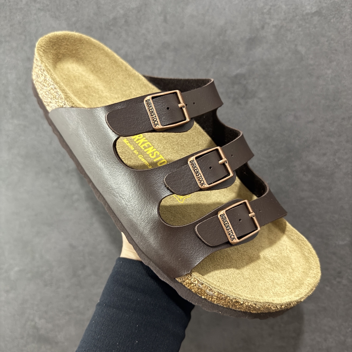 图片[3]-【广东纯原版】博肯 Birkenstock 三字拖鞋 广东原产#德国百年知名鞋履品牌·博肯Birkenstock 勃肯#采用质地柔软牛皮绒面材质#中底搭载缓震软木橡胶 其特有的鞋床设计，贴合脚面穿着舒适 Birkenstock Milano中性软木鞋底经典款式，非常好搭，鞋底结实耐磨，适合夏天。 尺码：35-45(偏大一码)-选品中心