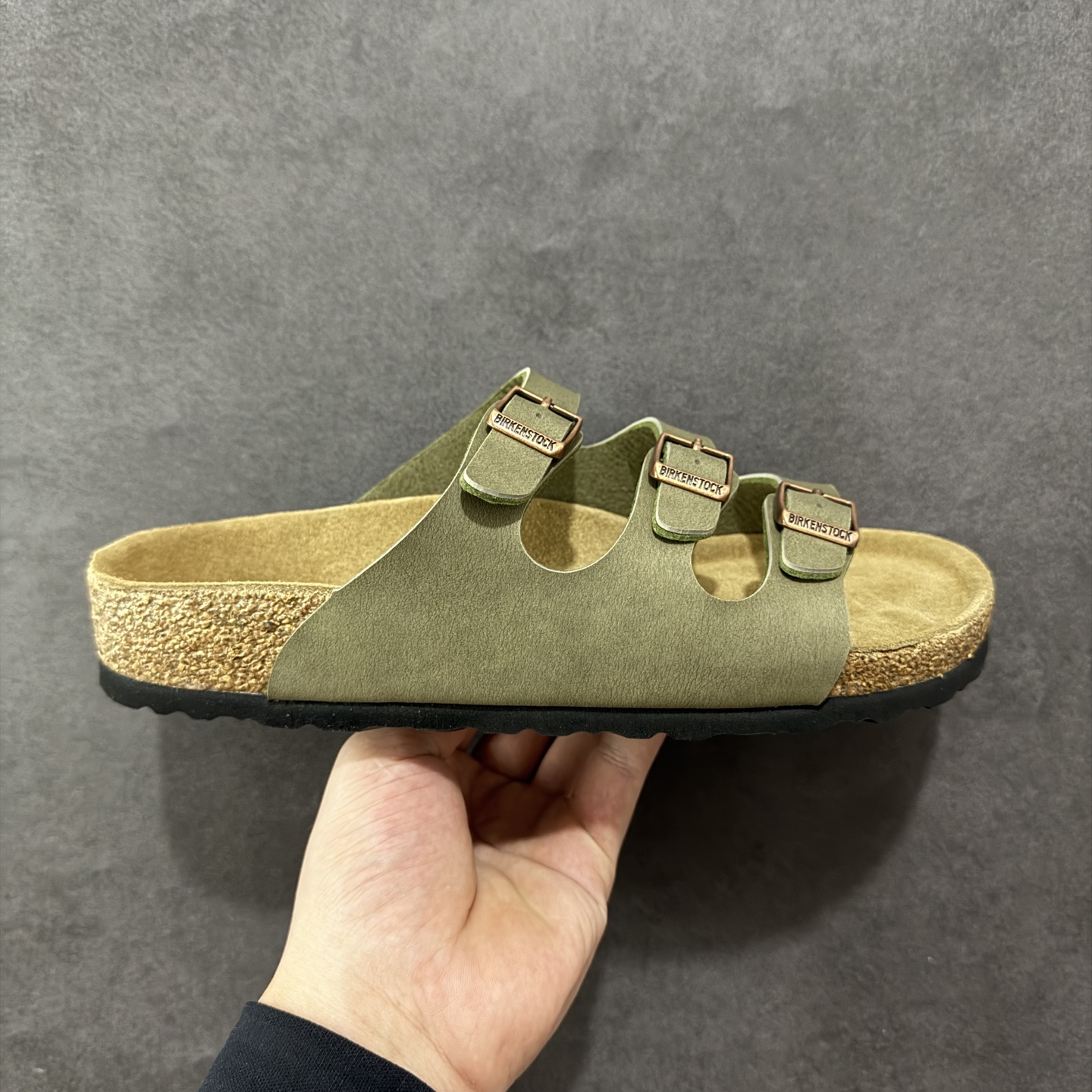 【广东纯原版】博肯 Birkenstock 三字拖鞋 广东原产#德国百年知名鞋履品牌·博肯Birkenstock 勃肯#采用质地柔软牛皮绒面材质#中底搭载缓震软木橡胶 其特有的鞋床设计,贴合脚面穿着舒适 Birkenstock Milano中性软木鞋底经典款式,非常好搭,鞋底结实耐磨,适合夏天。 尺码:35-45(偏大一码)-选品中心