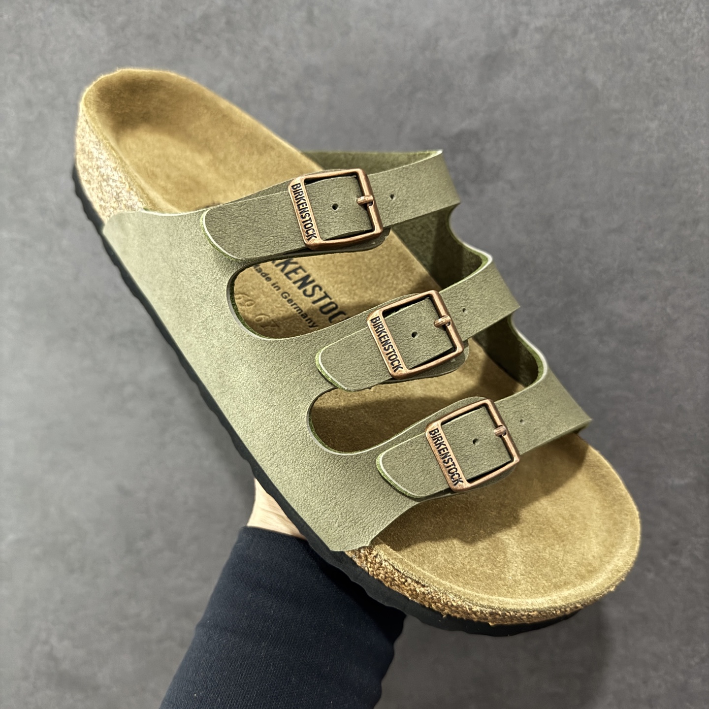 图片[3]-【广东纯原版】博肯 Birkenstock 三字拖鞋 广东原产#德国百年知名鞋履品牌·博肯Birkenstock 勃肯#采用质地柔软牛皮绒面材质#中底搭载缓震软木橡胶 其特有的鞋床设计，贴合脚面穿着舒适 Birkenstock Milano中性软木鞋底经典款式，非常好搭，鞋底结实耐磨，适合夏天。 尺码：35-45(偏大一码)-选品中心