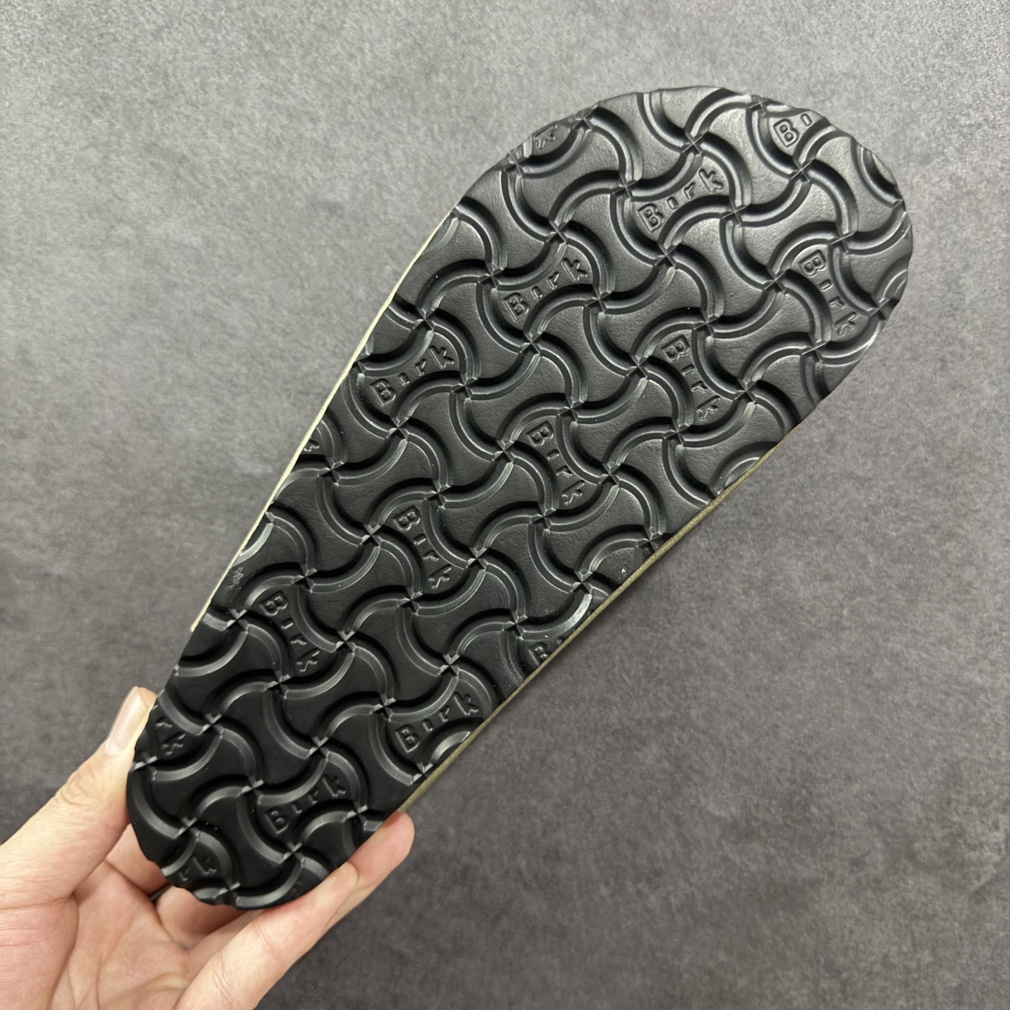 图片[9]-【广东纯原版】博肯 Birkenstock 三字拖鞋 广东原产#德国百年知名鞋履品牌·博肯Birkenstock 勃肯#采用质地柔软牛皮绒面材质#中底搭载缓震软木橡胶 其特有的鞋床设计，贴合脚面穿着舒适 Birkenstock Milano中性软木鞋底经典款式，非常好搭，鞋底结实耐磨，适合夏天。 尺码：35-45(偏大一码)-选品中心