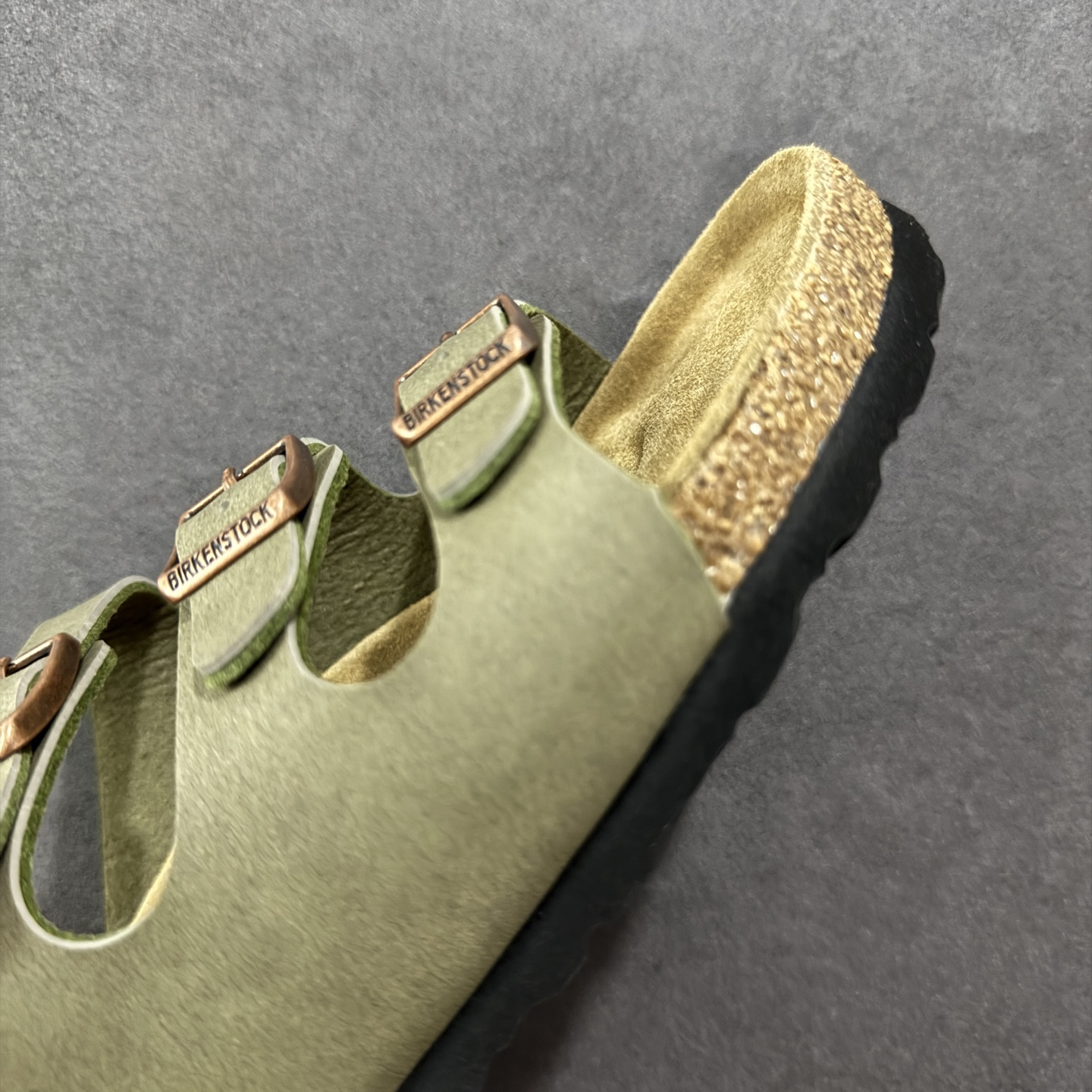 图片[5]-【广东纯原版】博肯 Birkenstock 三字拖鞋 广东原产#德国百年知名鞋履品牌·博肯Birkenstock 勃肯#采用质地柔软牛皮绒面材质#中底搭载缓震软木橡胶 其特有的鞋床设计，贴合脚面穿着舒适 Birkenstock Milano中性软木鞋底经典款式，非常好搭，鞋底结实耐磨，适合夏天。 尺码：35-45(偏大一码)-选品中心
