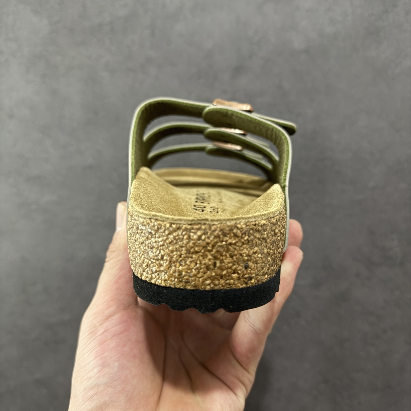 图片[4]-【广东纯原版】博肯 Birkenstock 三字拖鞋 广东原产#德国百年知名鞋履品牌·博肯Birkenstock 勃肯#采用质地柔软牛皮绒面材质#中底搭载缓震软木橡胶 其特有的鞋床设计，贴合脚面穿着舒适 Birkenstock Milano中性软木鞋底经典款式，非常好搭，鞋底结实耐磨，适合夏天。 尺码：35-45(偏大一码)-选品中心