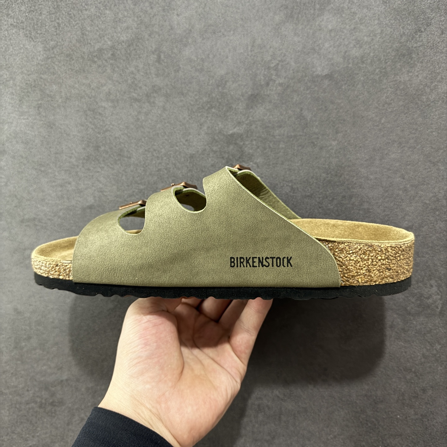 图片[2]-【广东纯原版】博肯 Birkenstock 三字拖鞋 广东原产#德国百年知名鞋履品牌·博肯Birkenstock 勃肯#采用质地柔软牛皮绒面材质#中底搭载缓震软木橡胶 其特有的鞋床设计，贴合脚面穿着舒适 Birkenstock Milano中性软木鞋底经典款式，非常好搭，鞋底结实耐磨，适合夏天。 尺码：35-45(偏大一码)-选品中心