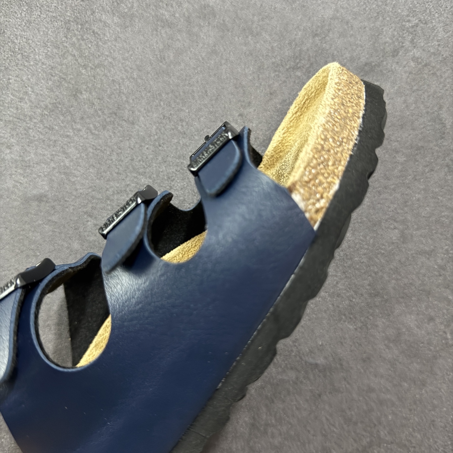 图片[5]-【广东纯原版】博肯 Birkenstock 三字拖鞋 广东原产#德国百年知名鞋履品牌·博肯Birkenstock 勃肯#采用质地柔软牛皮绒面材质#中底搭载缓震软木橡胶 其特有的鞋床设计，贴合脚面穿着舒适 Birkenstock Milano中性软木鞋底经典款式，非常好搭，鞋底结实耐磨，适合夏天。 尺码：35-45(偏大一码)-选品中心