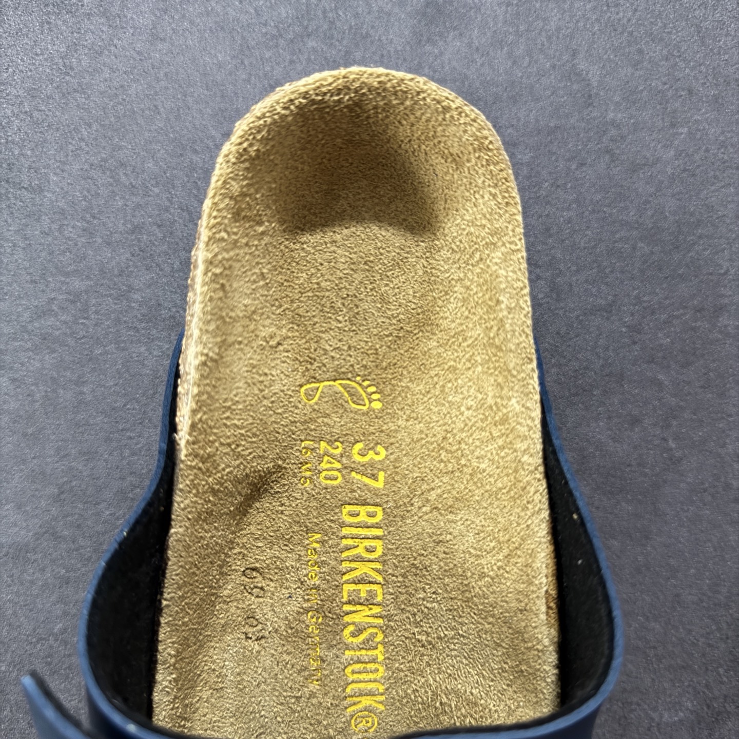 图片[7]-【广东纯原版】博肯 Birkenstock 三字拖鞋 广东原产#德国百年知名鞋履品牌·博肯Birkenstock 勃肯#采用质地柔软牛皮绒面材质#中底搭载缓震软木橡胶 其特有的鞋床设计，贴合脚面穿着舒适 Birkenstock Milano中性软木鞋底经典款式，非常好搭，鞋底结实耐磨，适合夏天。 尺码：35-45(偏大一码)-选品中心