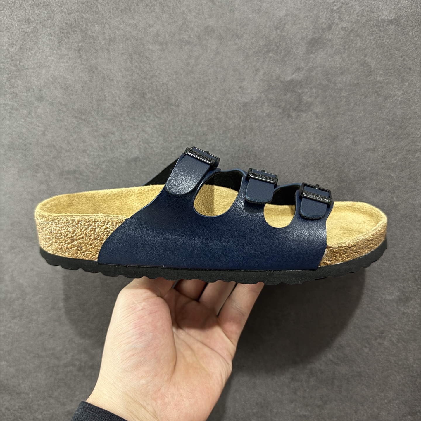 【广东纯原版】博肯 Birkenstock 三字拖鞋 广东原产#德国百年知名鞋履品牌·博肯Birkenstock 勃肯#采用质地柔软牛皮绒面材质#中底搭载缓震软木橡胶 其特有的鞋床设计,贴合脚面穿着舒适 Birkenstock Milano中性软木鞋底经典款式,非常好搭,鞋底结实耐磨,适合夏天。 尺码:35-45(偏大一码)-选品中心