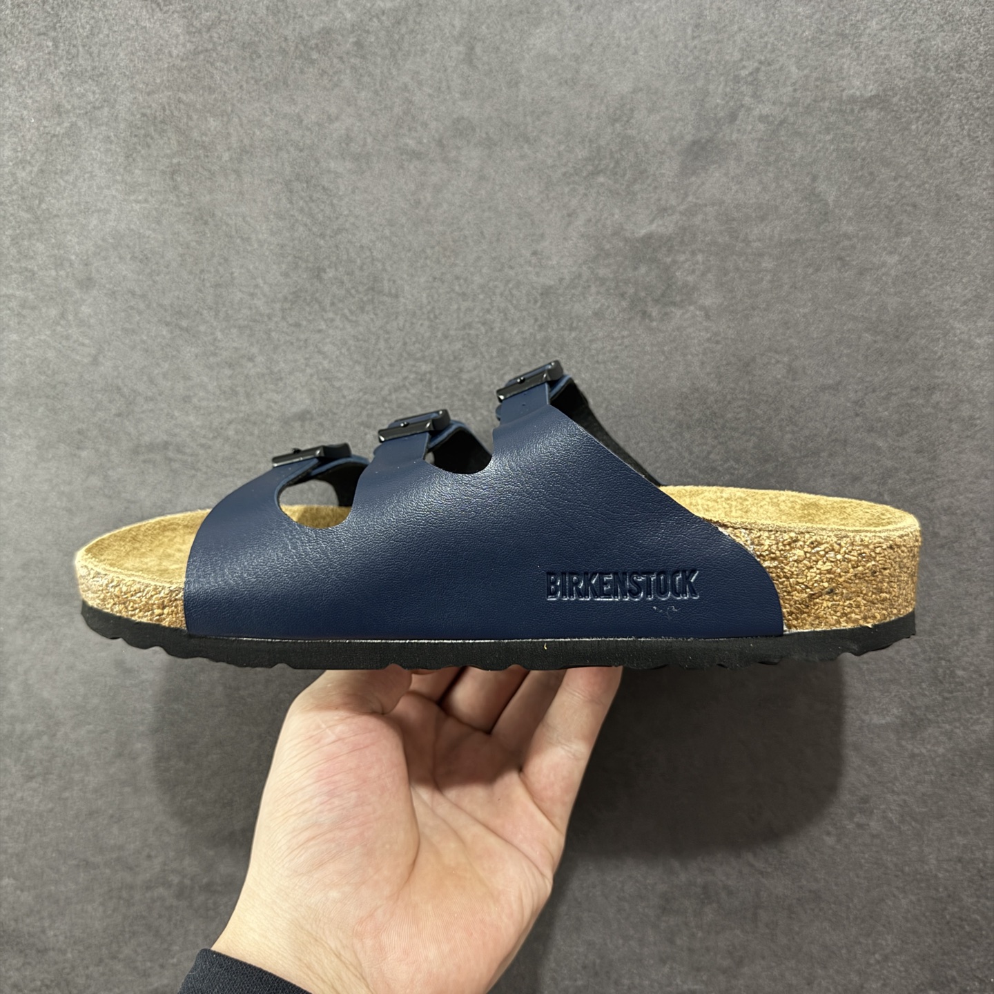 图片[2]-【广东纯原版】博肯 Birkenstock 三字拖鞋 广东原产#德国百年知名鞋履品牌·博肯Birkenstock 勃肯#采用质地柔软牛皮绒面材质#中底搭载缓震软木橡胶 其特有的鞋床设计，贴合脚面穿着舒适 Birkenstock Milano中性软木鞋底经典款式，非常好搭，鞋底结实耐磨，适合夏天。 尺码：35-45(偏大一码)-选品中心