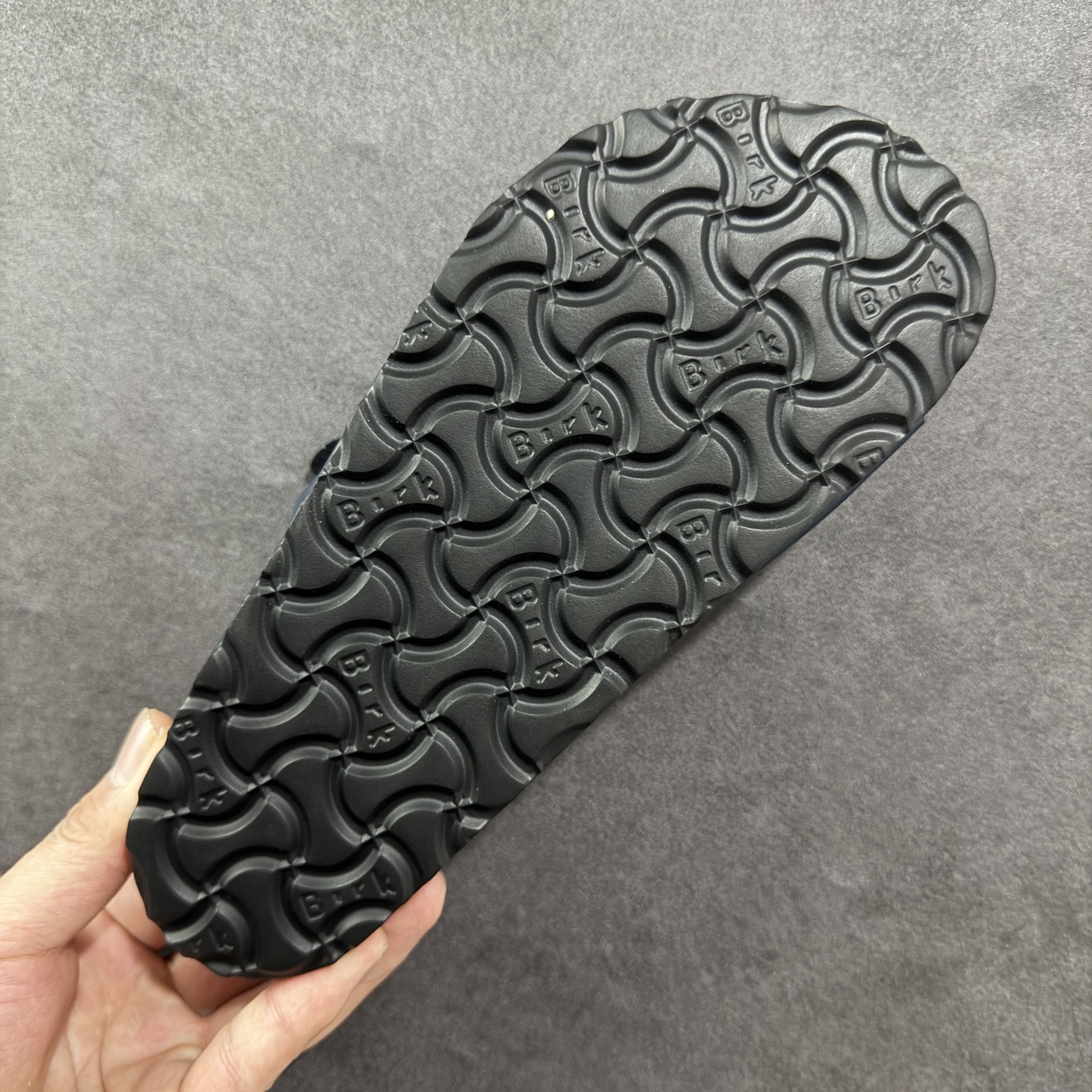 图片[9]-【广东纯原版】博肯 Birkenstock 三字拖鞋 广东原产#德国百年知名鞋履品牌·博肯Birkenstock 勃肯#采用质地柔软牛皮绒面材质#中底搭载缓震软木橡胶 其特有的鞋床设计，贴合脚面穿着舒适 Birkenstock Milano中性软木鞋底经典款式，非常好搭，鞋底结实耐磨，适合夏天。 尺码：35-45(偏大一码)-选品中心