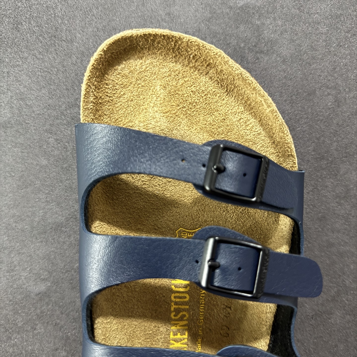 图片[8]-【广东纯原版】博肯 Birkenstock 三字拖鞋 广东原产#德国百年知名鞋履品牌·博肯Birkenstock 勃肯#采用质地柔软牛皮绒面材质#中底搭载缓震软木橡胶 其特有的鞋床设计，贴合脚面穿着舒适 Birkenstock Milano中性软木鞋底经典款式，非常好搭，鞋底结实耐磨，适合夏天。 尺码：35-45(偏大一码)-选品中心