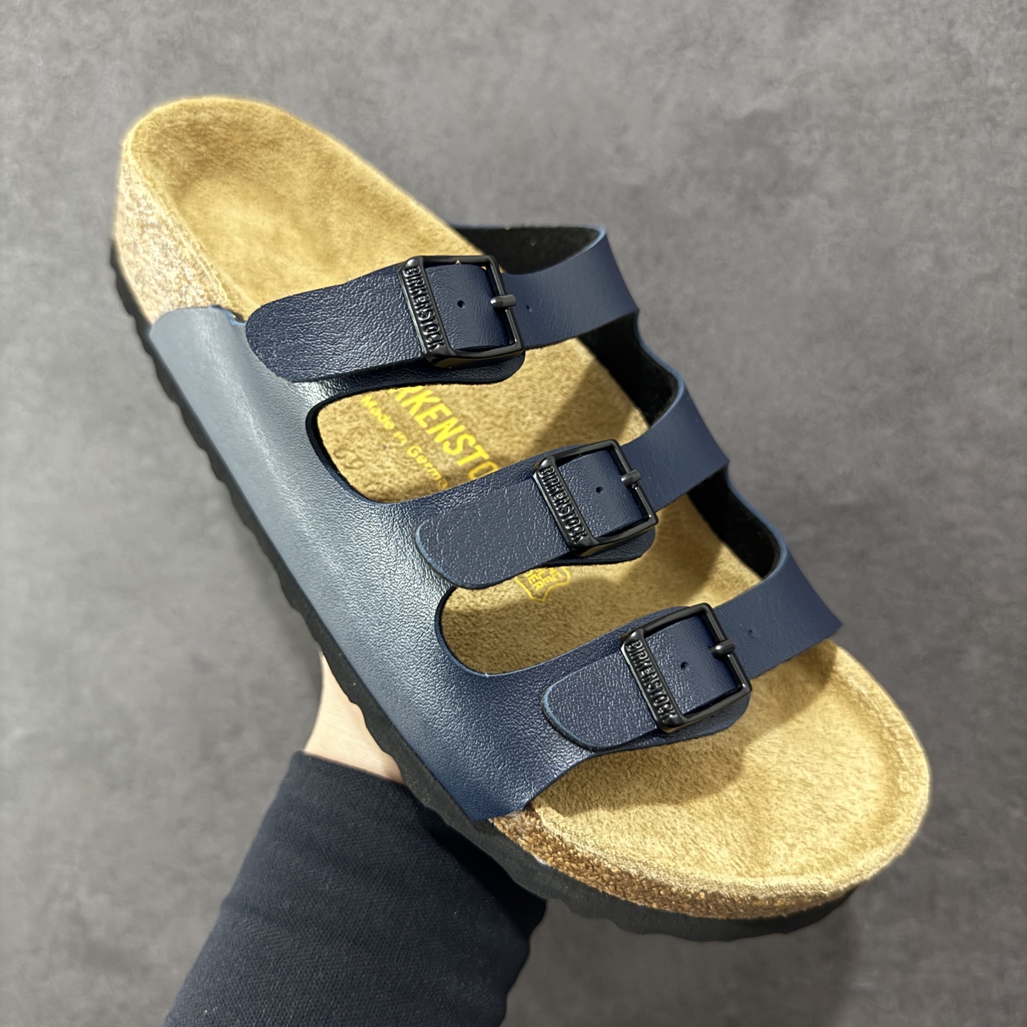 图片[3]-【广东纯原版】博肯 Birkenstock 三字拖鞋 广东原产#德国百年知名鞋履品牌·博肯Birkenstock 勃肯#采用质地柔软牛皮绒面材质#中底搭载缓震软木橡胶 其特有的鞋床设计，贴合脚面穿着舒适 Birkenstock Milano中性软木鞋底经典款式，非常好搭，鞋底结实耐磨，适合夏天。 尺码：35-45(偏大一码)-选品中心