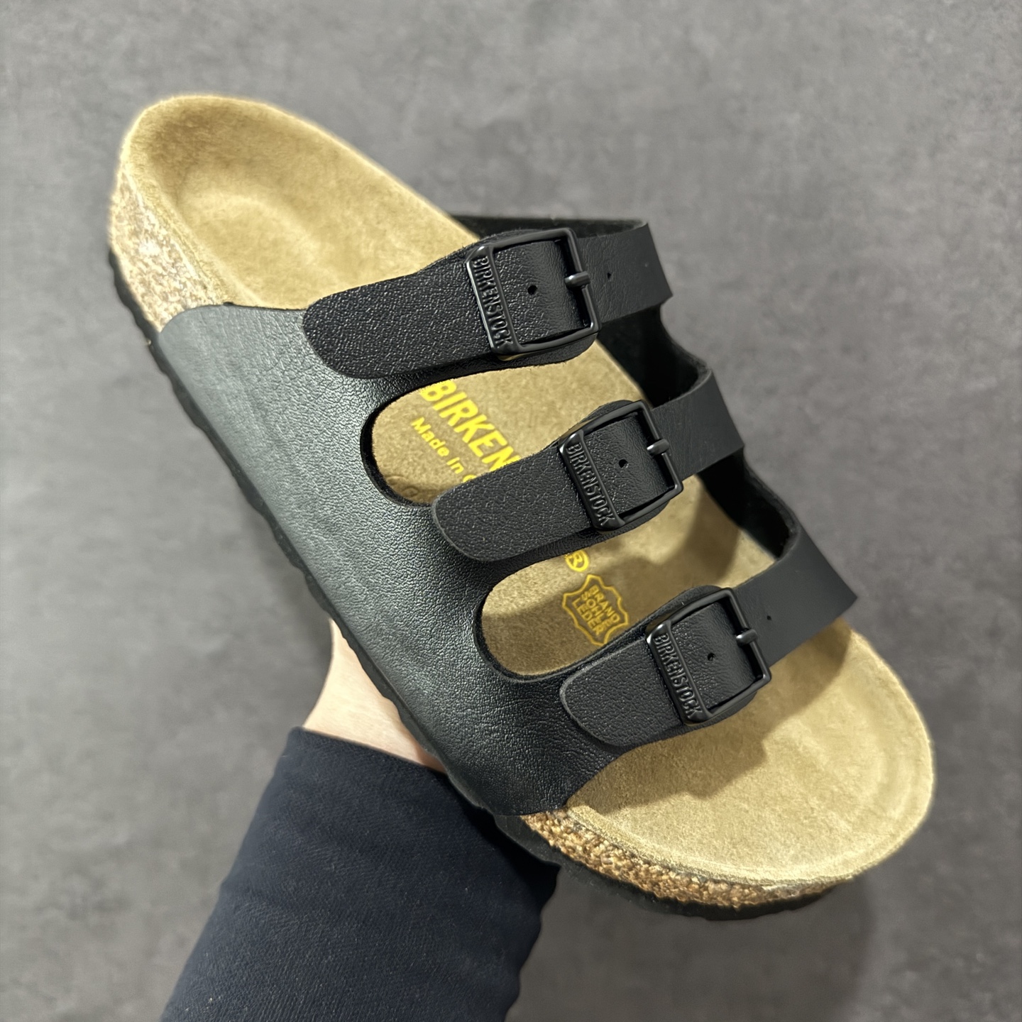 图片[3]-【广东纯原版】博肯 Birkenstock 三字拖鞋 广东原产#德国百年知名鞋履品牌·博肯Birkenstock 勃肯#采用质地柔软牛皮绒面材质#中底搭载缓震软木橡胶 其特有的鞋床设计，贴合脚面穿着舒适 Birkenstock Milano中性软木鞋底经典款式，非常好搭，鞋底结实耐磨，适合夏天。 尺码：35-45(偏大一码)-选品中心