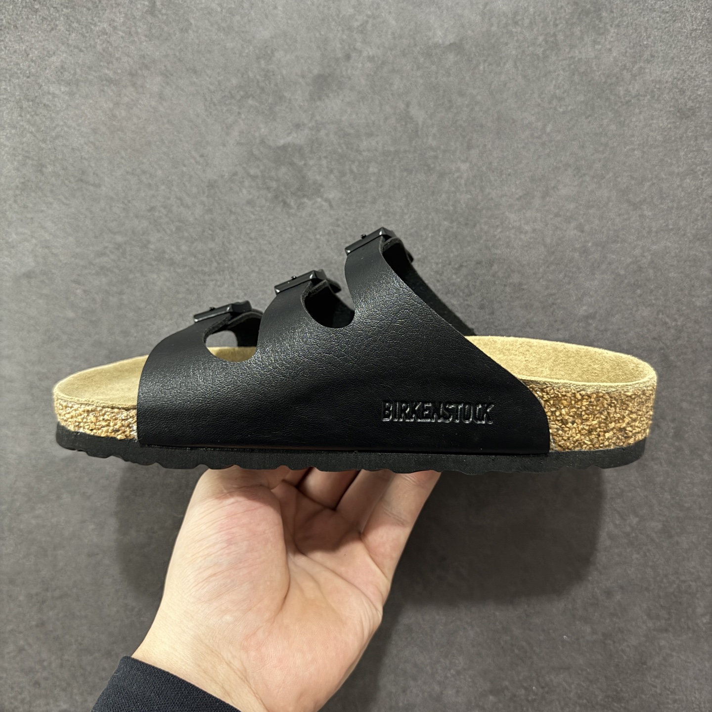 图片[2]-【广东纯原版】博肯 Birkenstock 三字拖鞋 广东原产#德国百年知名鞋履品牌·博肯Birkenstock 勃肯#采用质地柔软牛皮绒面材质#中底搭载缓震软木橡胶 其特有的鞋床设计，贴合脚面穿着舒适 Birkenstock Milano中性软木鞋底经典款式，非常好搭，鞋底结实耐磨，适合夏天。 尺码：35-45(偏大一码)-选品中心