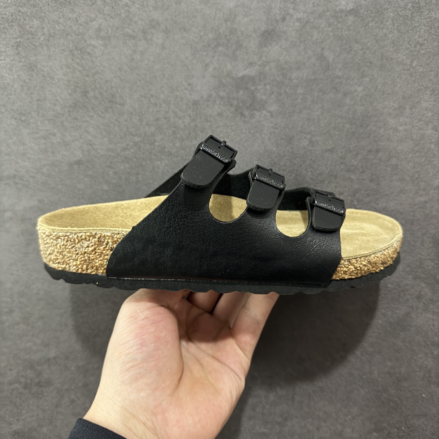 【广东纯原版】博肯 Birkenstock 三字拖鞋 广东原产#德国百年知名鞋履品牌·博肯Birkenstock 勃肯#采用质地柔软牛皮绒面材质#中底搭载缓震软木橡胶 其特有的鞋床设计,贴合脚面穿着舒适 Birkenstock Milano中性软木鞋底经典款式,非常好搭,鞋底结实耐磨,适合夏天。 尺码:35-45(偏大一码)-选品中心