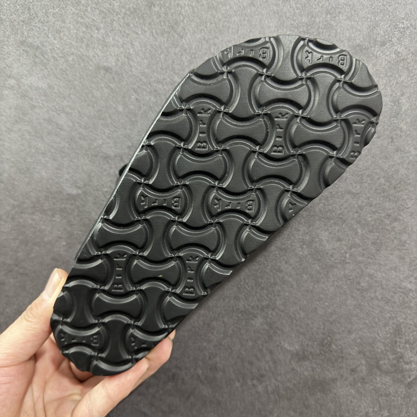 图片[9]-【广东纯原版】博肯 Birkenstock 三字拖鞋 广东原产#德国百年知名鞋履品牌·博肯Birkenstock 勃肯#采用质地柔软牛皮绒面材质#中底搭载缓震软木橡胶 其特有的鞋床设计，贴合脚面穿着舒适 Birkenstock Milano中性软木鞋底经典款式，非常好搭，鞋底结实耐磨，适合夏天。 尺码：35-45(偏大一码)-选品中心