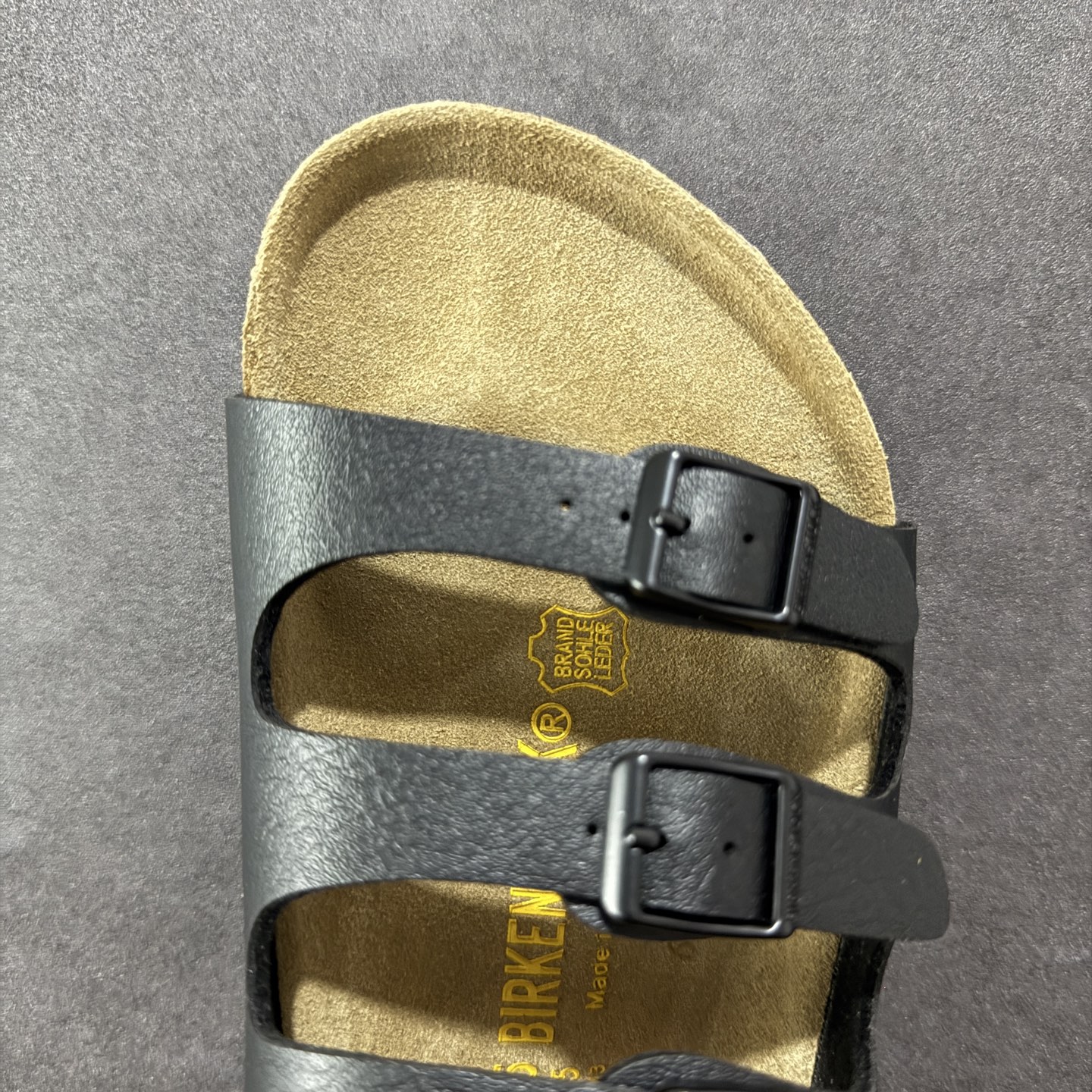 图片[8]-【广东纯原版】博肯 Birkenstock 三字拖鞋 广东原产#德国百年知名鞋履品牌·博肯Birkenstock 勃肯#采用质地柔软牛皮绒面材质#中底搭载缓震软木橡胶 其特有的鞋床设计，贴合脚面穿着舒适 Birkenstock Milano中性软木鞋底经典款式，非常好搭，鞋底结实耐磨，适合夏天。 尺码：35-45(偏大一码)-选品中心