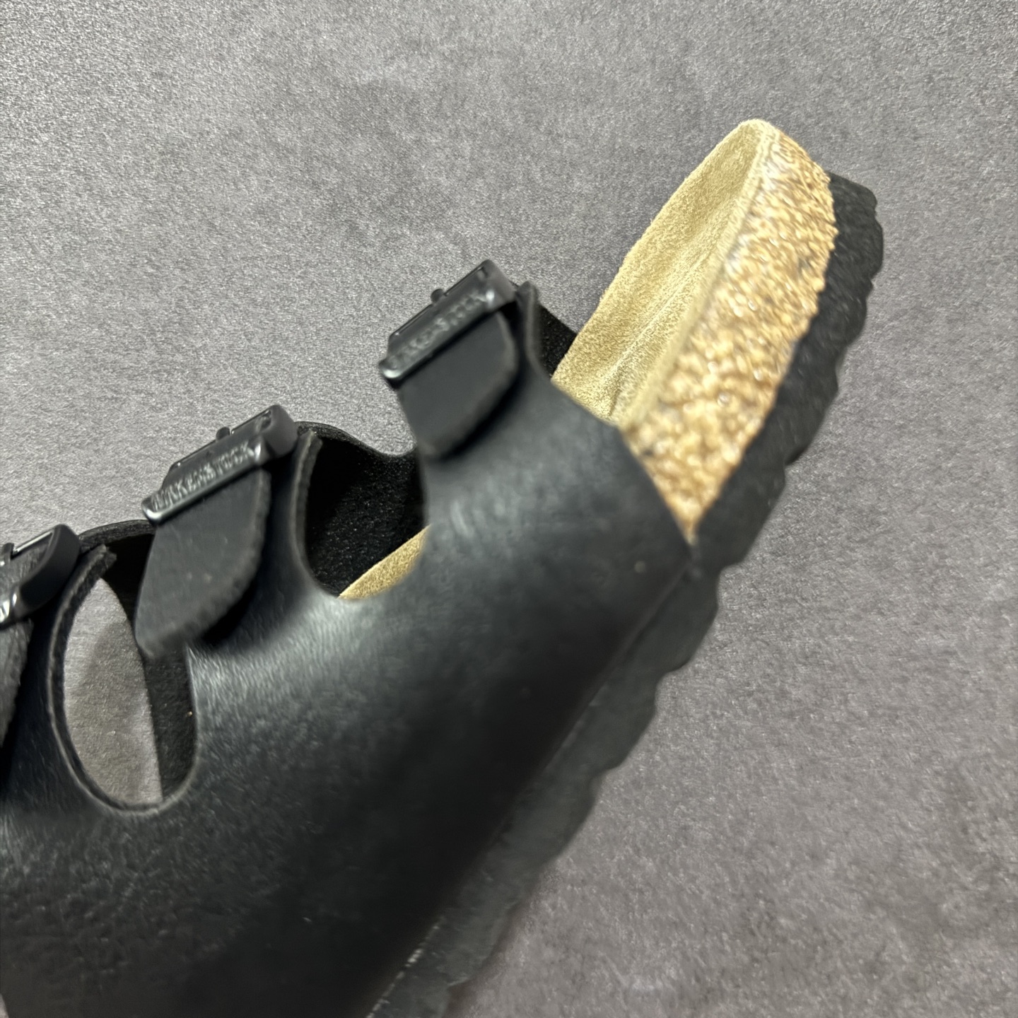 图片[5]-【广东纯原版】博肯 Birkenstock 三字拖鞋 广东原产#德国百年知名鞋履品牌·博肯Birkenstock 勃肯#采用质地柔软牛皮绒面材质#中底搭载缓震软木橡胶 其特有的鞋床设计，贴合脚面穿着舒适 Birkenstock Milano中性软木鞋底经典款式，非常好搭，鞋底结实耐磨，适合夏天。 尺码：35-45(偏大一码)-选品中心