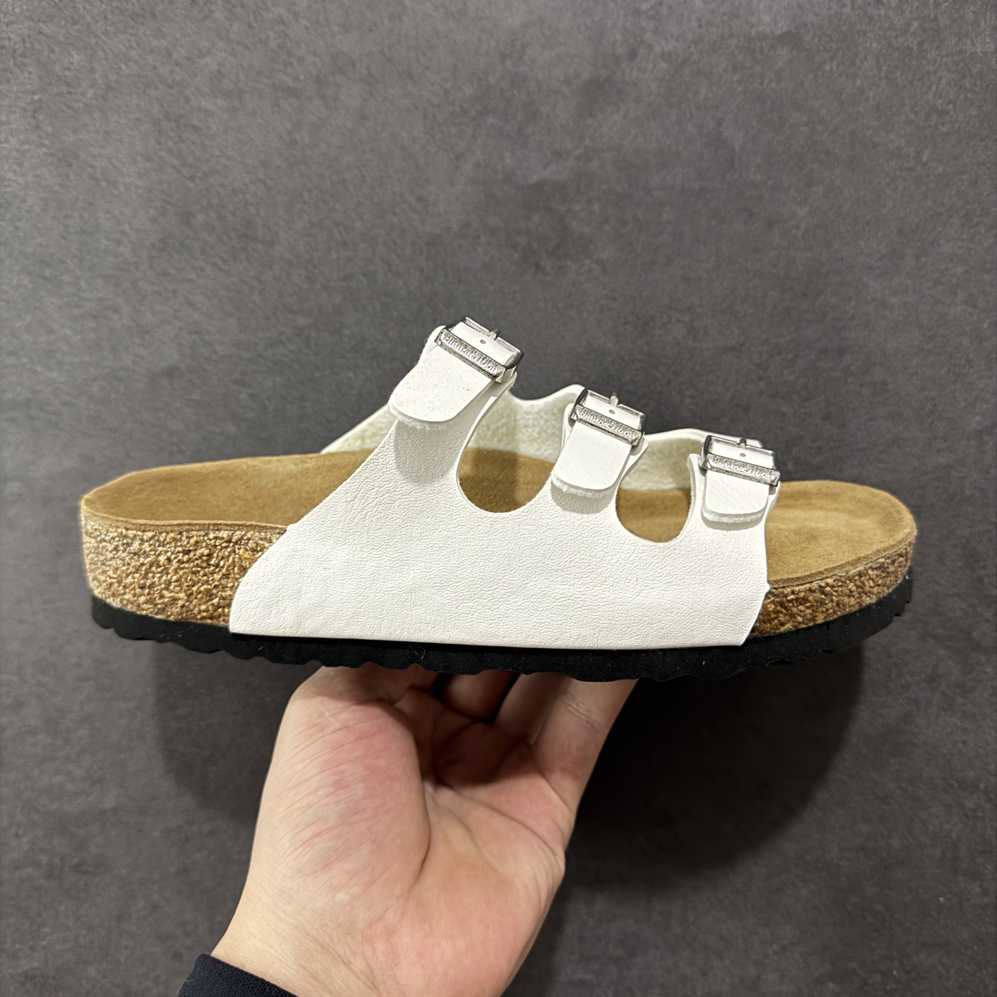 【广东纯原版】博肯 Birkenstock 三字拖鞋 广东原产#德国百年知名鞋履品牌·博肯Birkenstock 勃肯#采用质地柔软牛皮绒面材质#中底搭载缓震软木橡胶 其特有的鞋床设计,贴合脚面穿着舒适 Birkenstock Milano中性软木鞋底经典款式,非常好搭,鞋底结实耐磨,适合夏天。 尺码:35-45(偏大一码)-选品中心