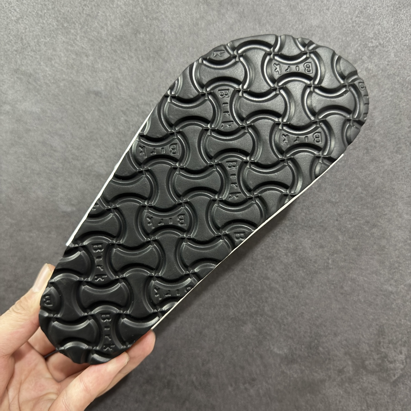 图片[9]-【广东纯原版】博肯 Birkenstock 三字拖鞋 广东原产#德国百年知名鞋履品牌·博肯Birkenstock 勃肯#采用质地柔软牛皮绒面材质#中底搭载缓震软木橡胶 其特有的鞋床设计，贴合脚面穿着舒适 Birkenstock Milano中性软木鞋底经典款式，非常好搭，鞋底结实耐磨，适合夏天。 尺码：35-45(偏大一码)-选品中心