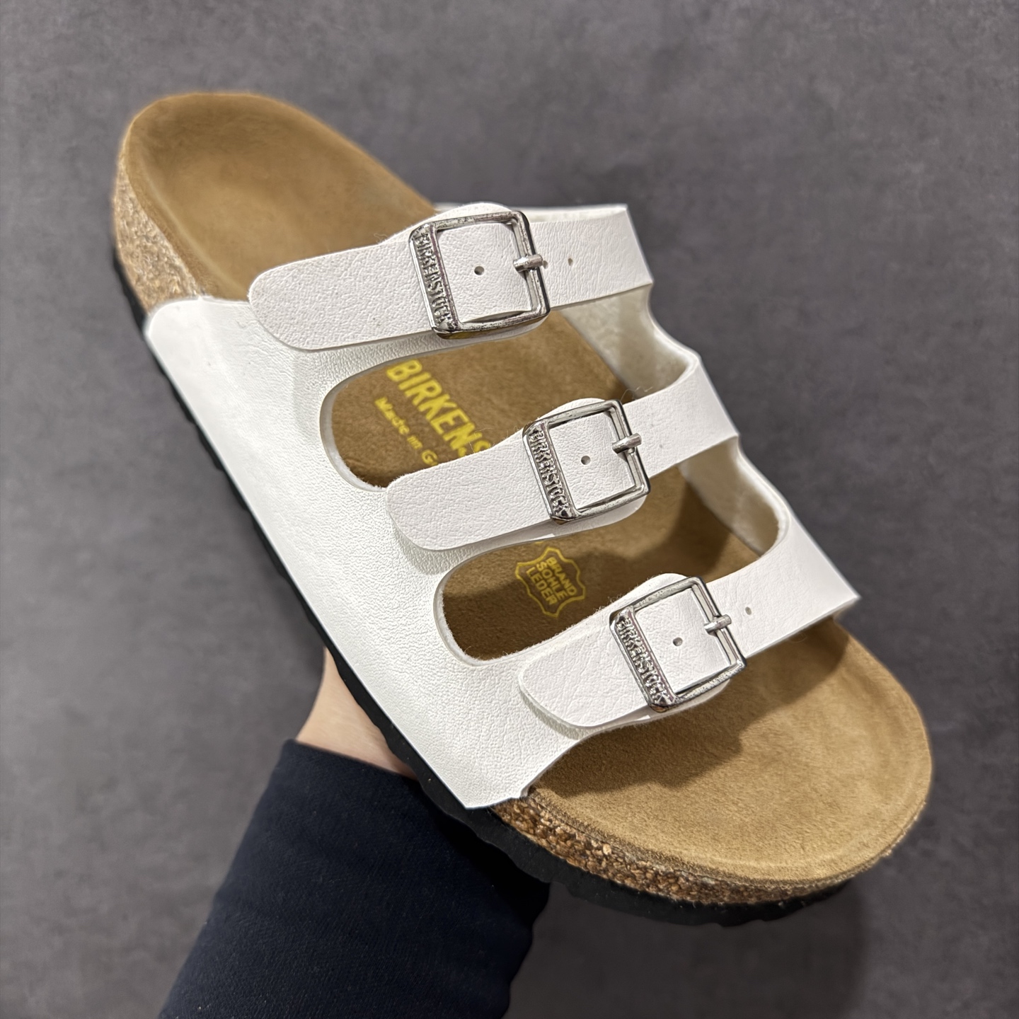 图片[3]-【广东纯原版】博肯 Birkenstock 三字拖鞋 广东原产#德国百年知名鞋履品牌·博肯Birkenstock 勃肯#采用质地柔软牛皮绒面材质#中底搭载缓震软木橡胶 其特有的鞋床设计，贴合脚面穿着舒适 Birkenstock Milano中性软木鞋底经典款式，非常好搭，鞋底结实耐磨，适合夏天。 尺码：35-45(偏大一码)-选品中心
