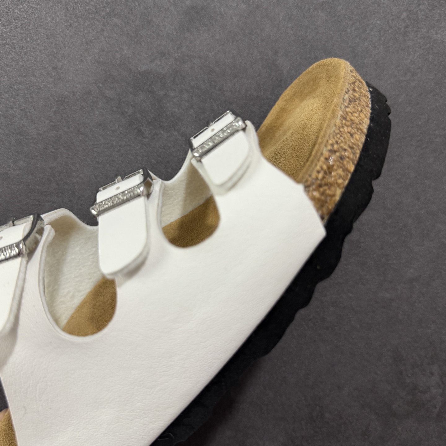 图片[5]-【广东纯原版】博肯 Birkenstock 三字拖鞋 广东原产#德国百年知名鞋履品牌·博肯Birkenstock 勃肯#采用质地柔软牛皮绒面材质#中底搭载缓震软木橡胶 其特有的鞋床设计，贴合脚面穿着舒适 Birkenstock Milano中性软木鞋底经典款式，非常好搭，鞋底结实耐磨，适合夏天。 尺码：35-45(偏大一码)-选品中心